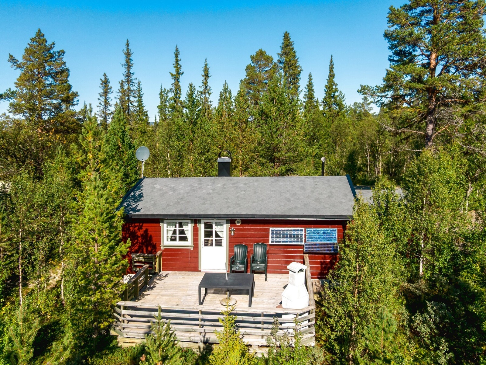 Det er montert solcelleanlegg med 3 stk. solcellepaneler, regulator, omformer, batterilader og batteribank med 4 batterier (4 x 250 amp). Galleribilde