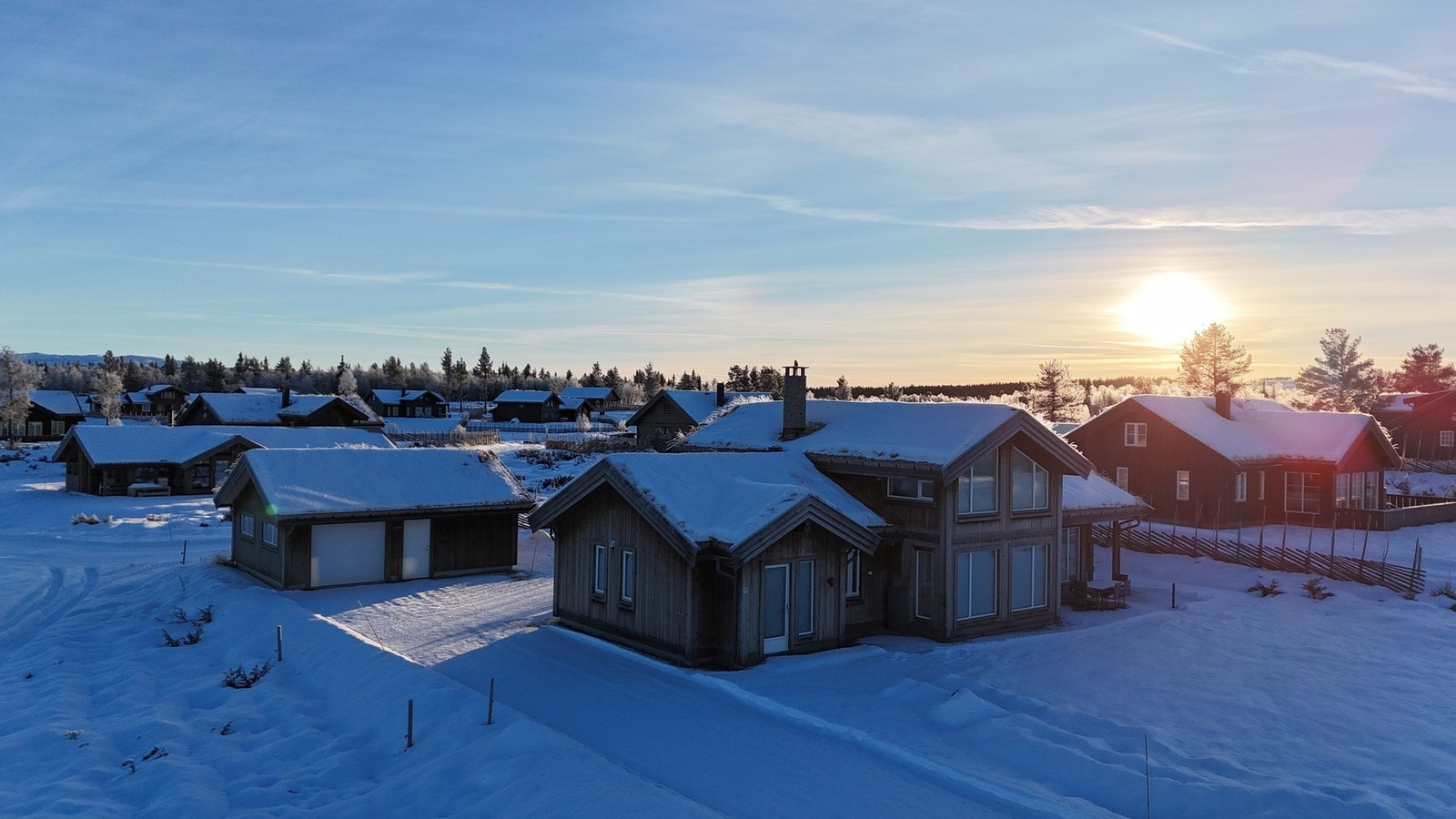 En lekker hytte og garasje oppført i 2017. Galleribilde