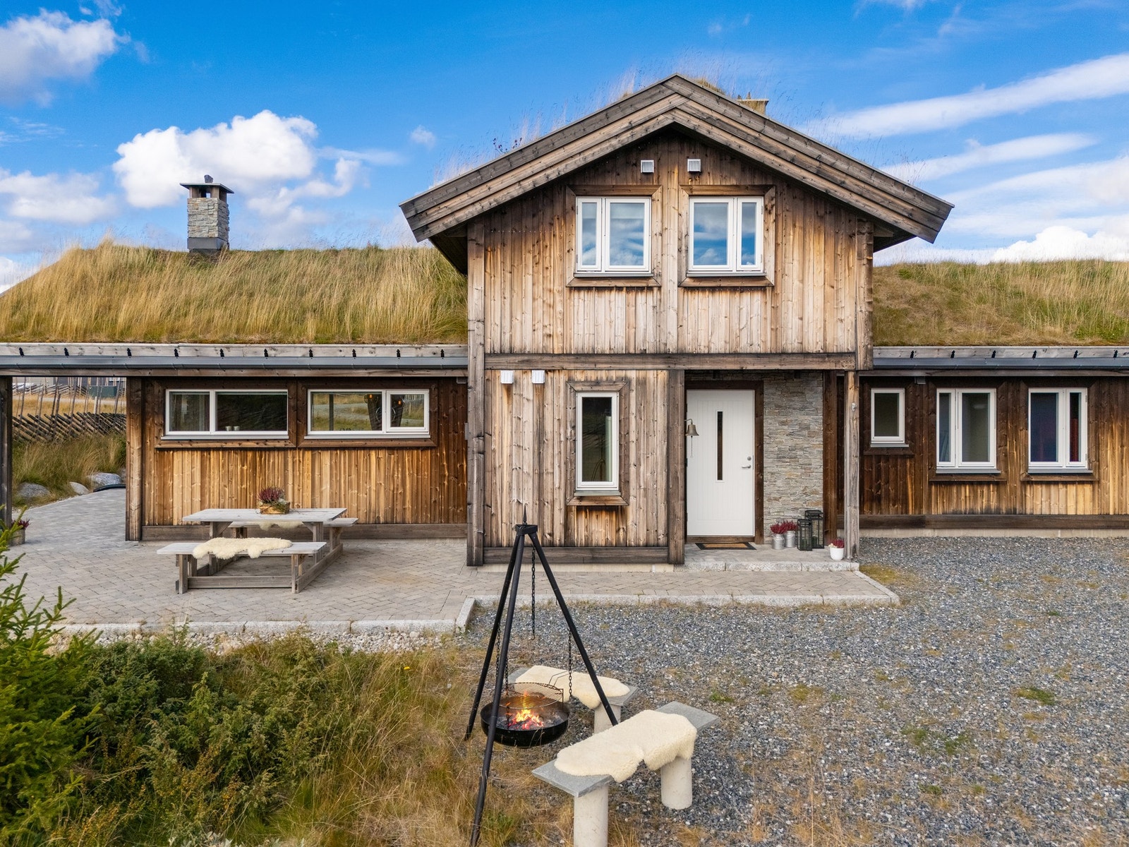 Det er pent opparbeidet med belegningsstein rundt hytta. Galleribilde