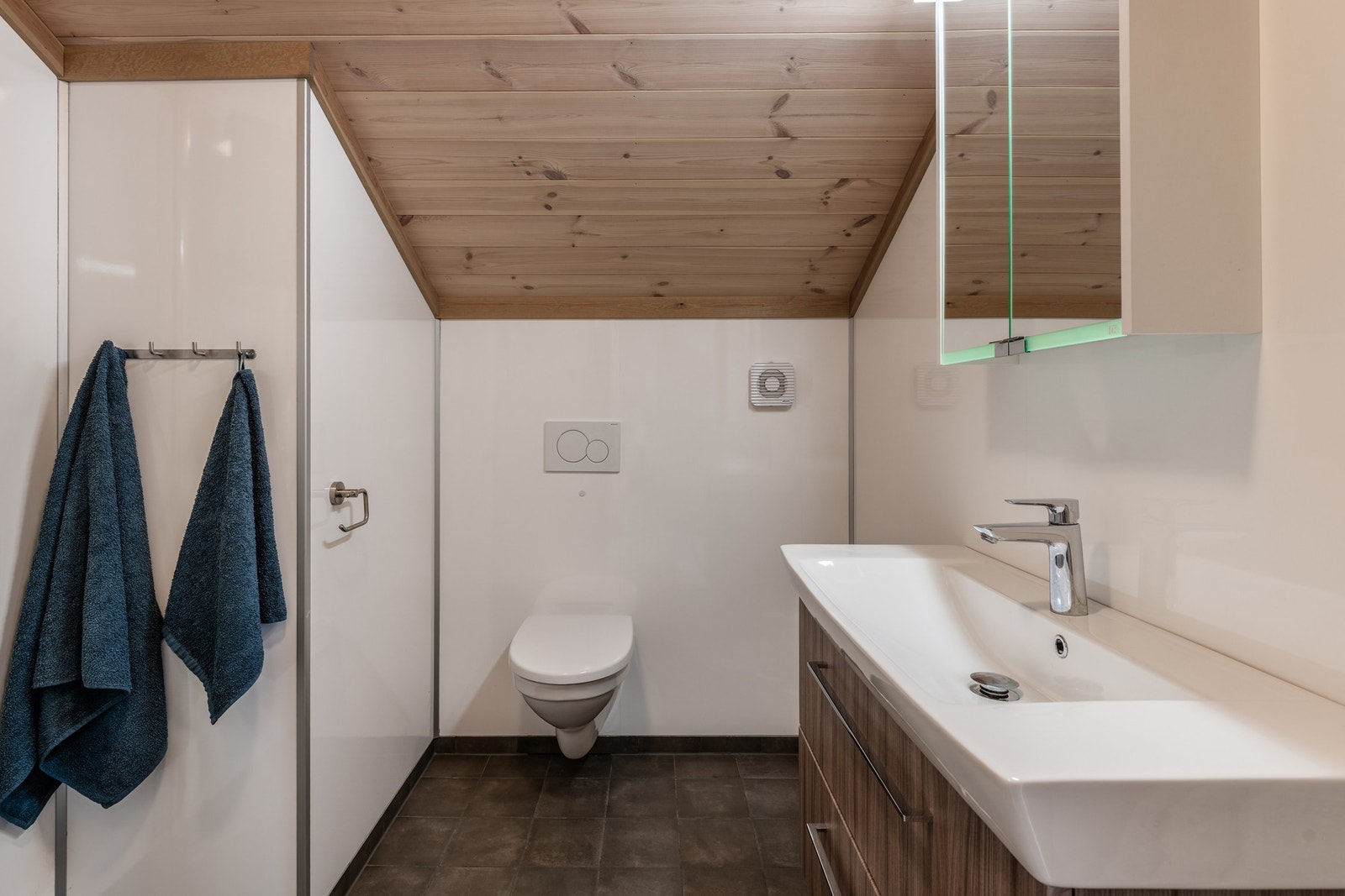 Bad nr. 2 innredet med servantskap, veggehengt toalett og dusjhjørne. Galleribilde