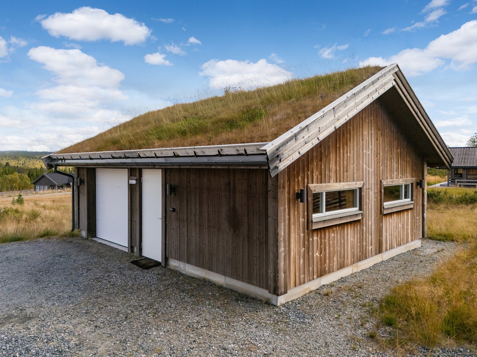 Garasje ferdigstilt i 2020, med leddport og egen inngangsdør. Galleribilde