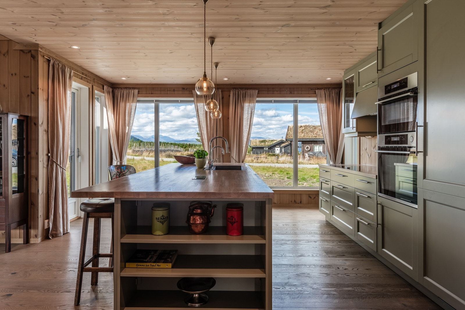 Stort og funksjonelt kjøkken med innredning fra Strai og kjøkkenøy. Galleribilde