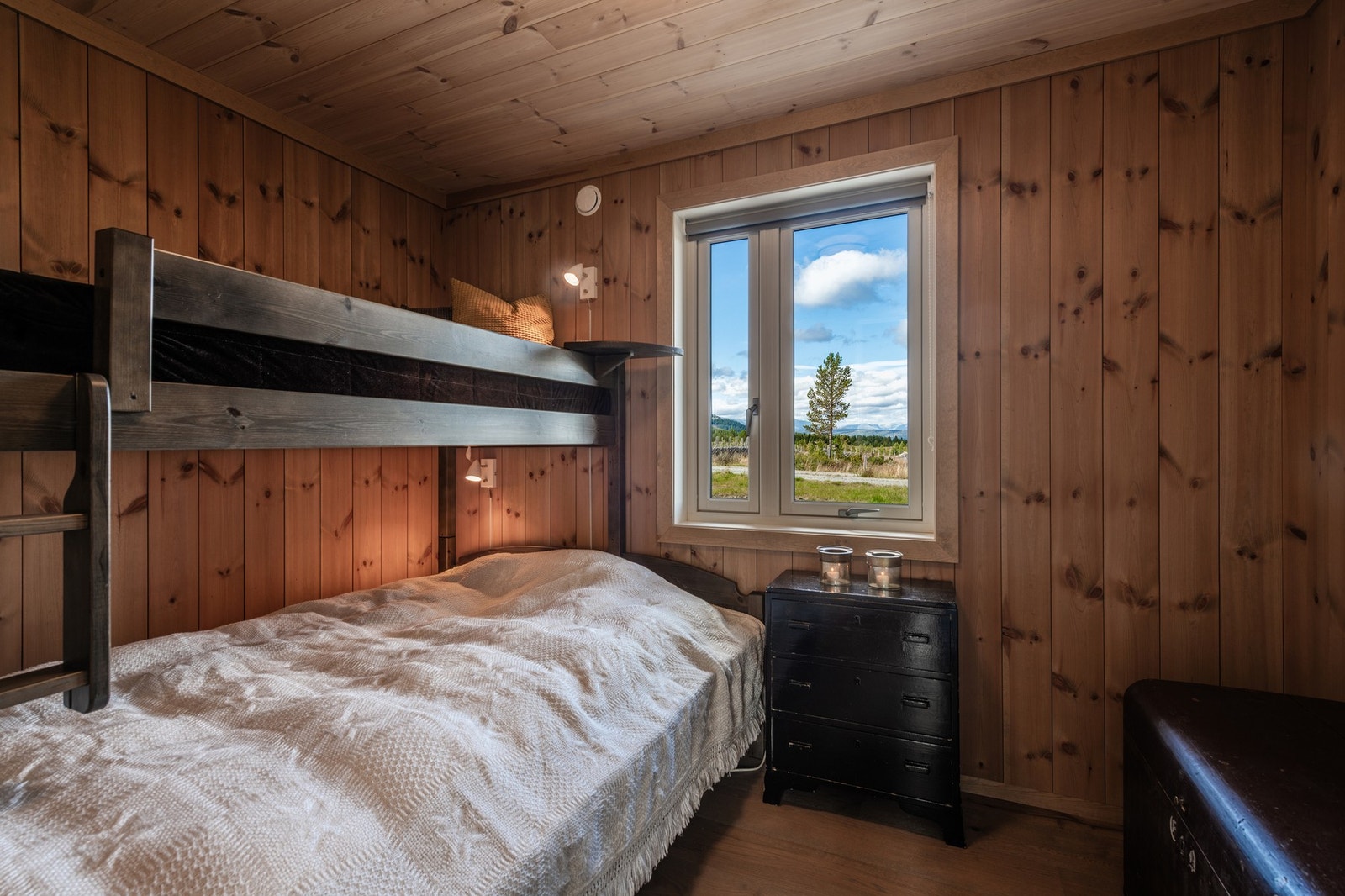 Det er 3 gode soverom i 1. etasje, alle med plass til garderobeløsning. Galleribilde