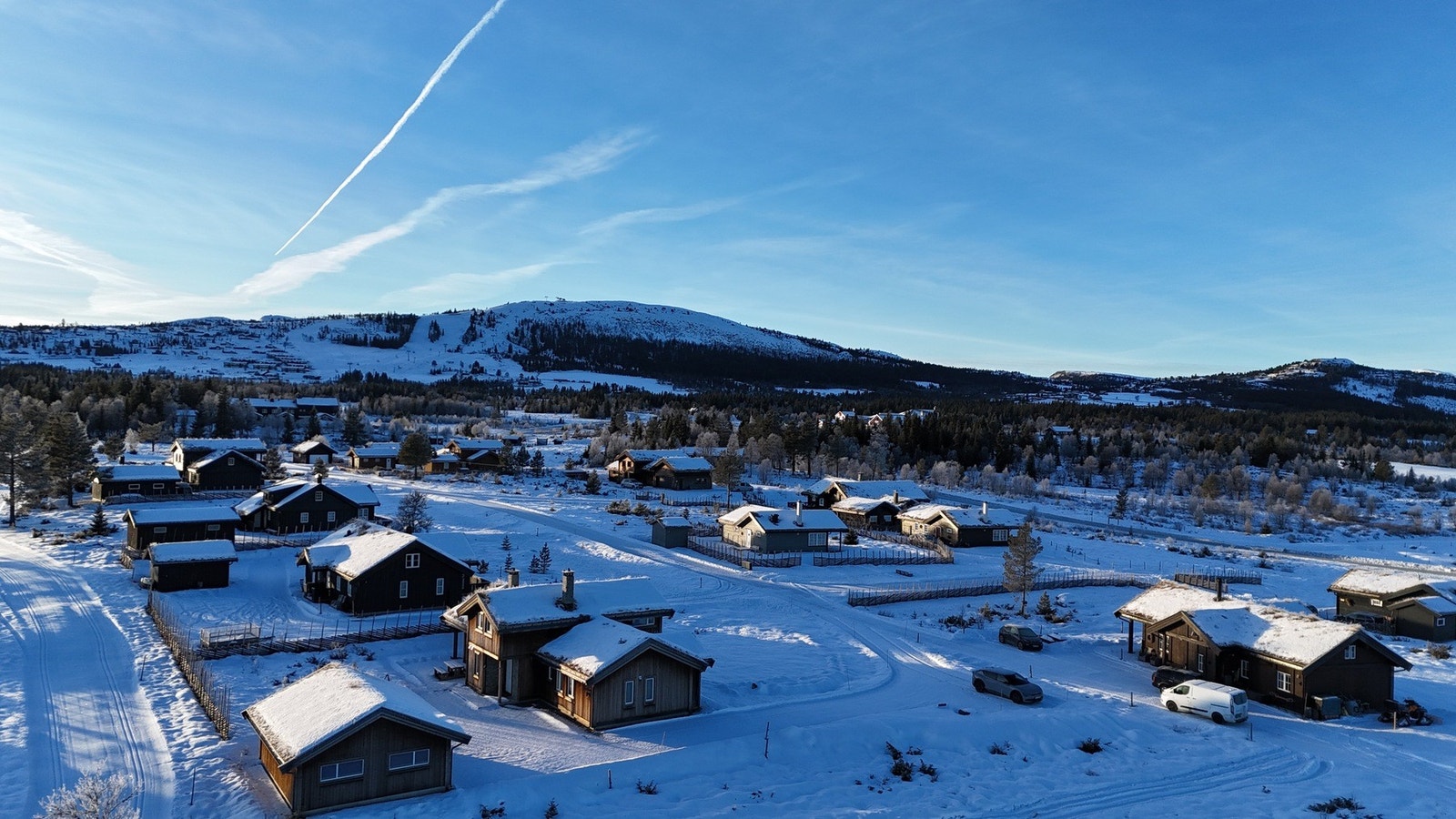 Eiendommen er beliggende i Oset Hyttefelt på Golsfjellet, med langrennsløypene rett bak hytta samt kort avstand til alpinbakke. Galleribilde