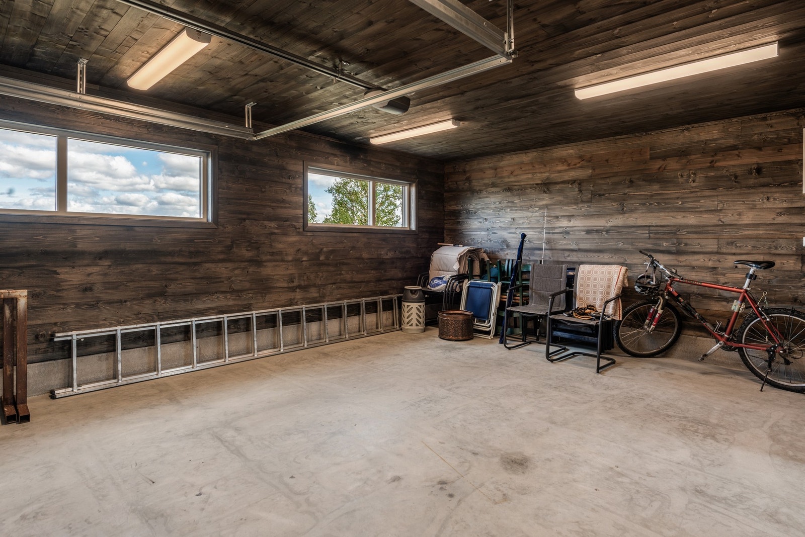 Det er god plass til oppbevaring av ved, ski, sykler og annet utstyr. Galleribilde