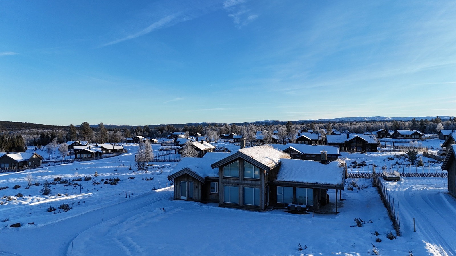 Hytta ligger innerst i en blindvei på en 1,5 måls tomt. Galleribilde