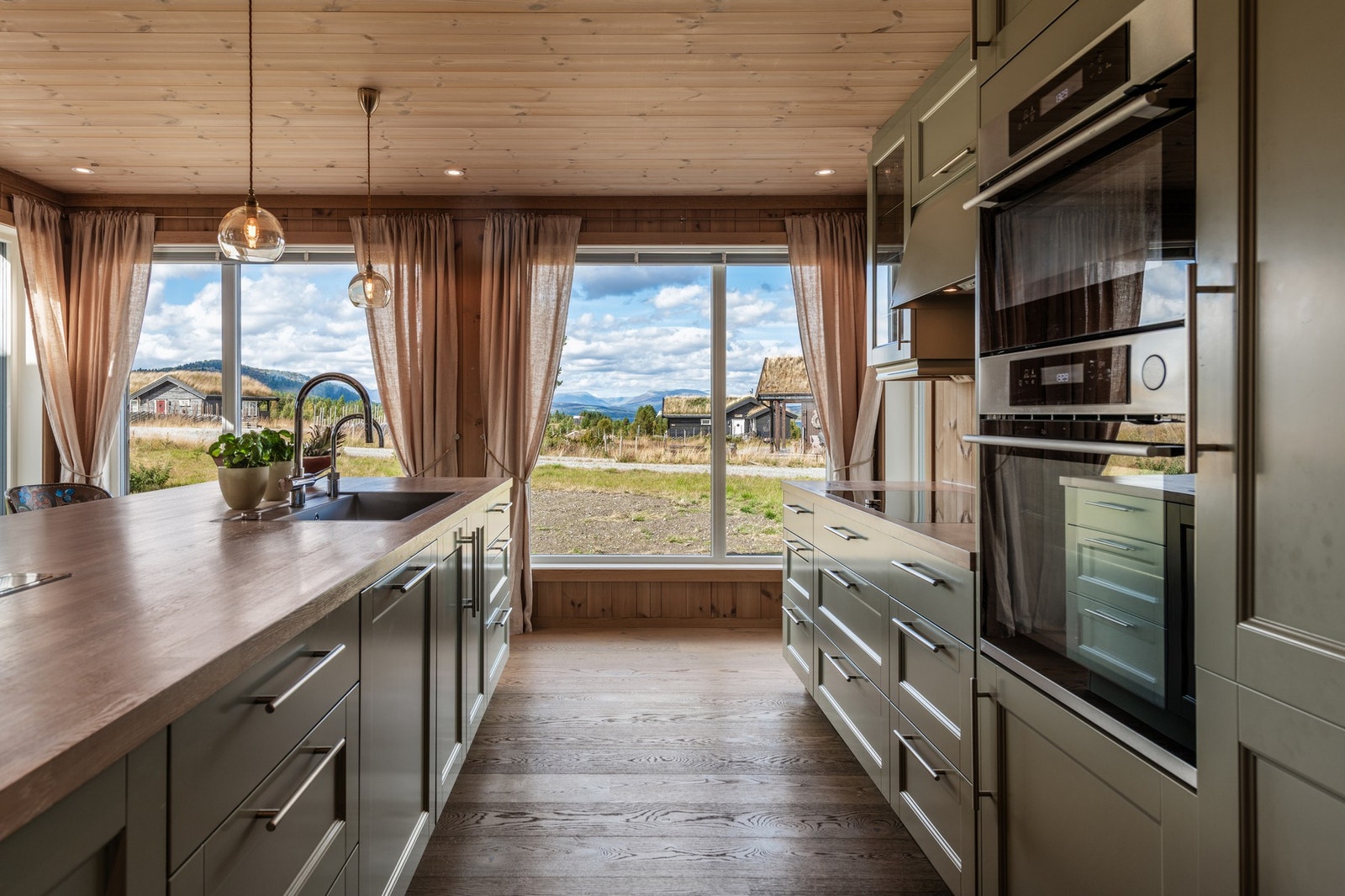 Kjøkkenet har god benkeplass og oppbevaringsplass i skuffer og skap. Galleribilde