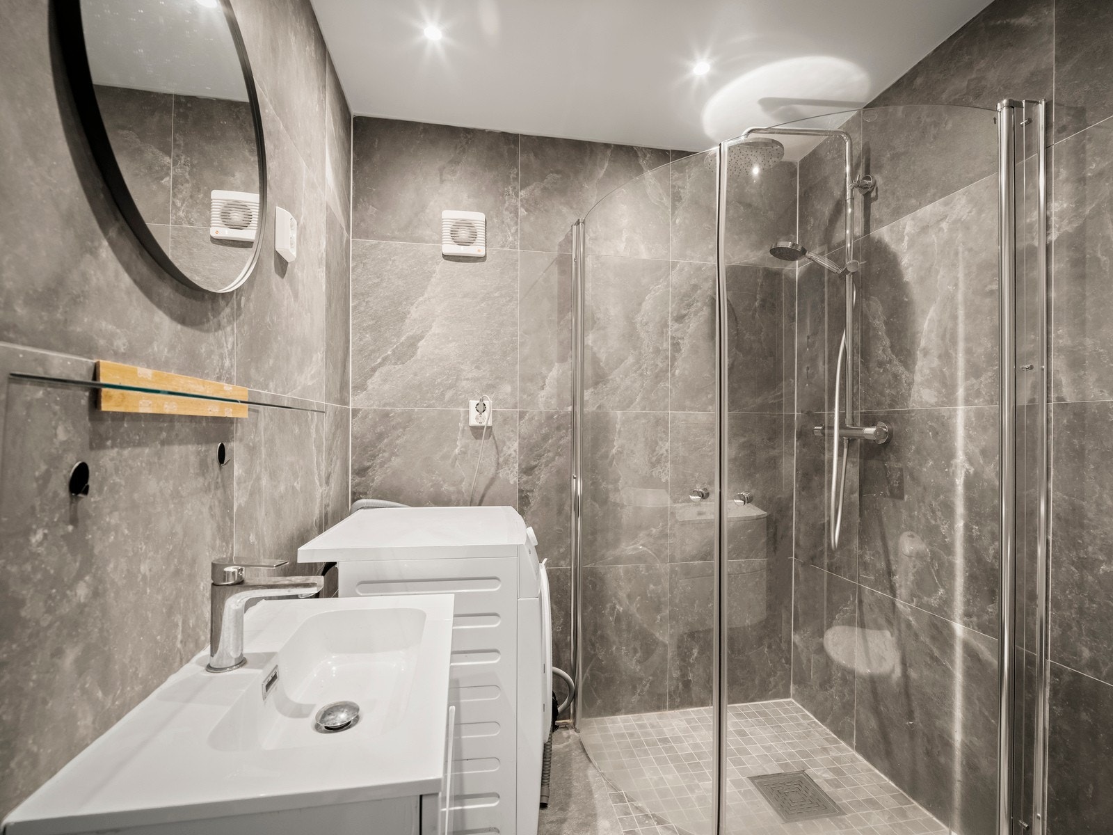 Moderne og flislagt bad fra 2022 med varmekabler i gulvet. Galleribilde