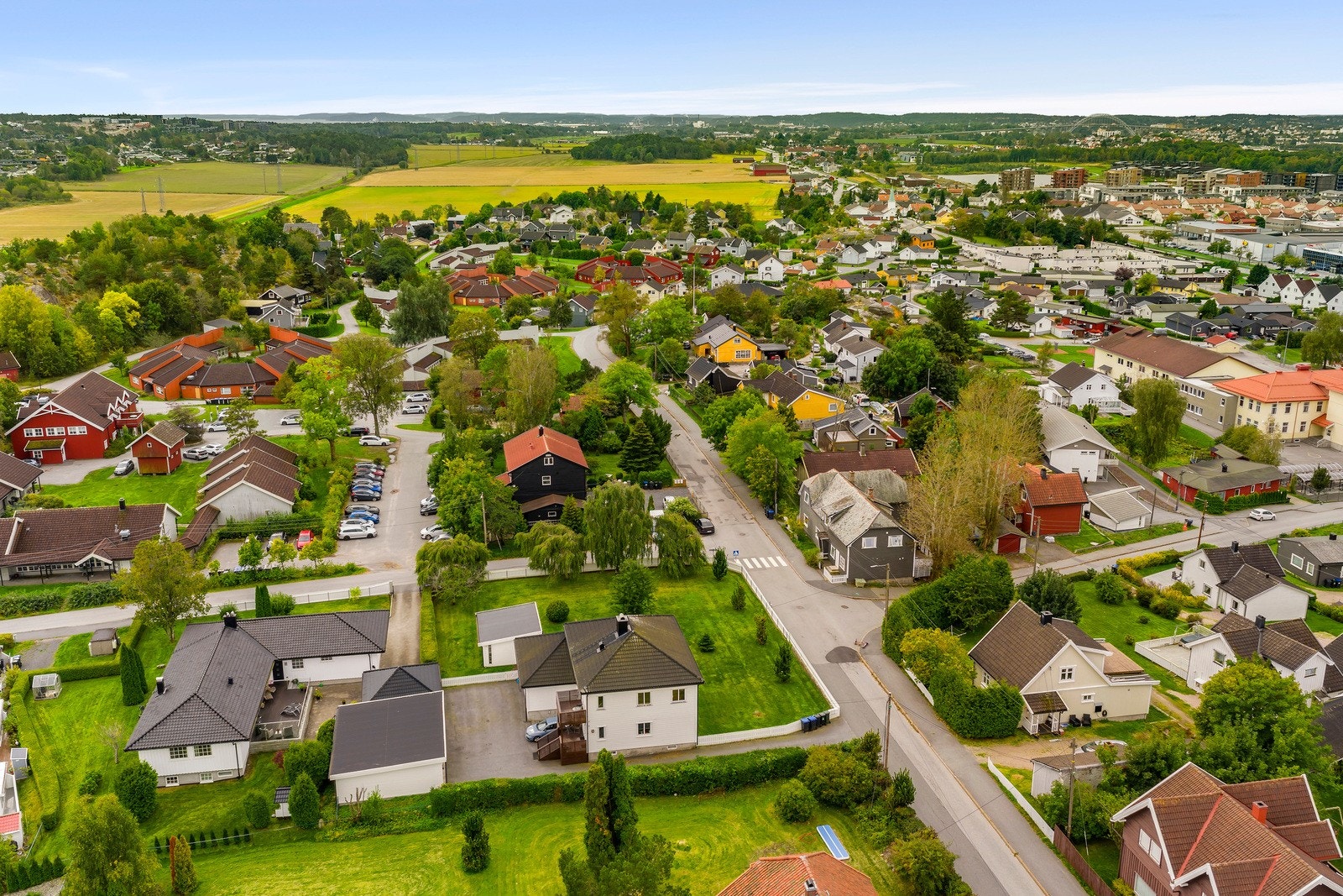 Rolig og trivelig beliggenhet i et etablert nabolag med gode bussforbindelser til både Fredrikstad og Sarpsborg sentrum. Galleribilde