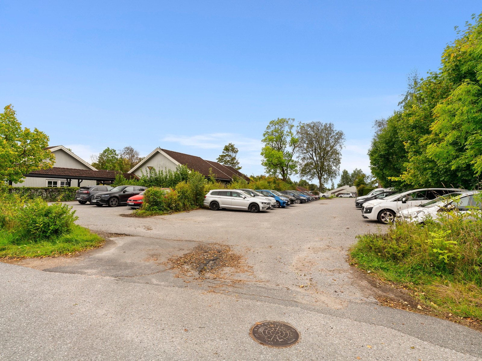 Felles parkeringsplass. Galleribilde