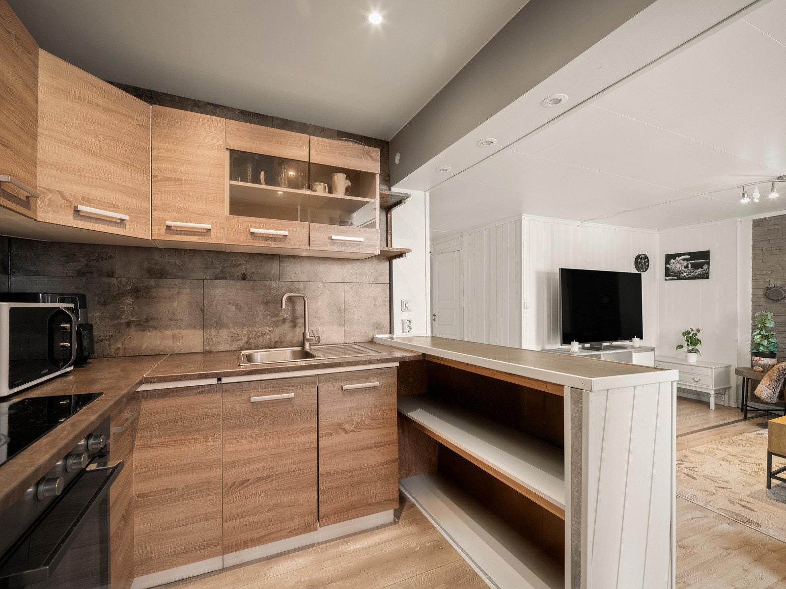 Kjøkkenet er fra 2022 og bærer et moderne preg. Galleribilde