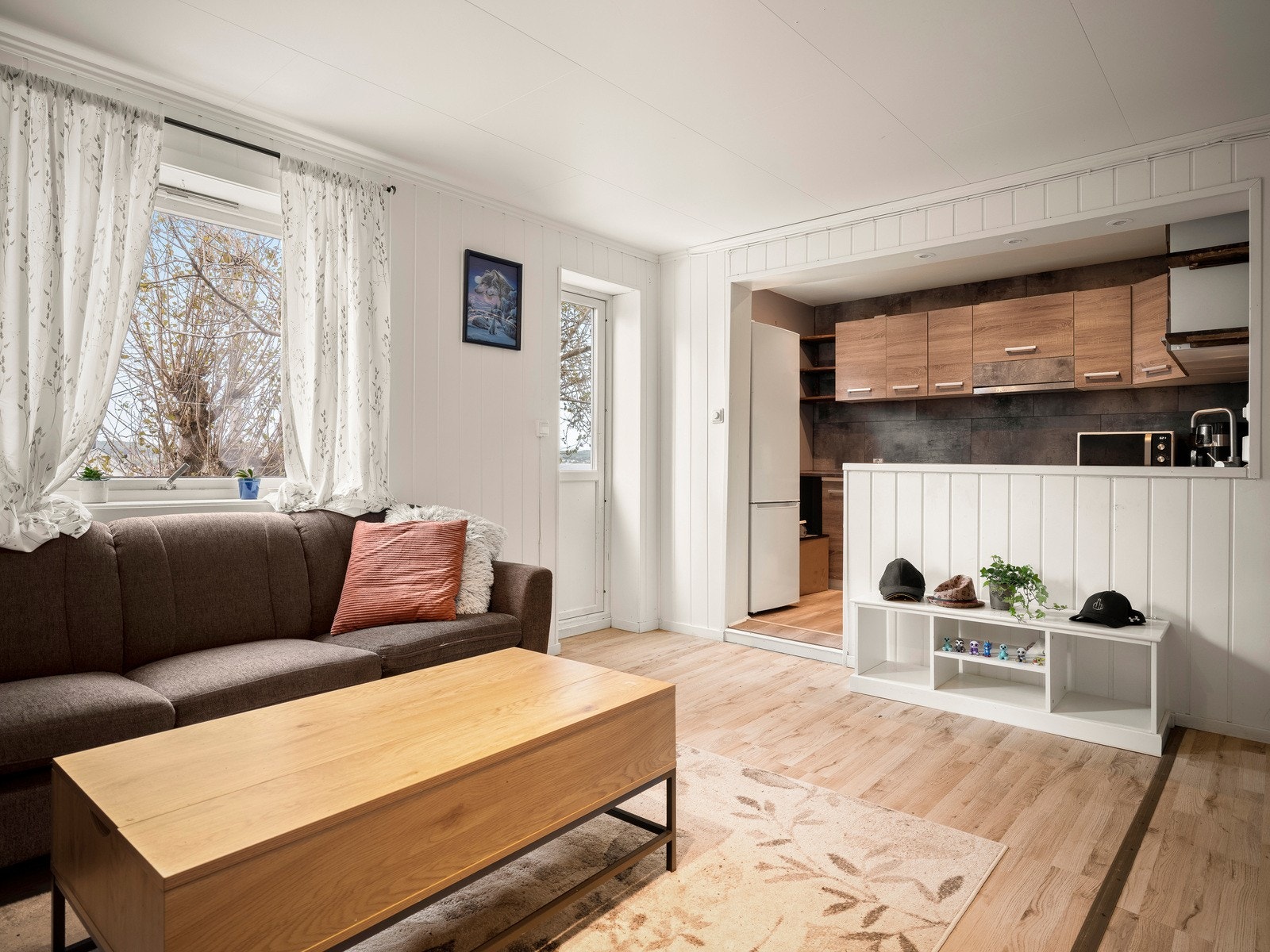 Åpen og praktisk løsning mellom kjøkkenet og stuen med enkel adkomst til terrassen. Galleribilde