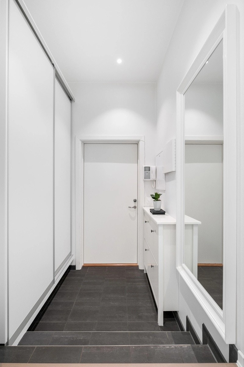 Skyvedørsgarderobe og skoskap i inngangspartiet. Galleribilde