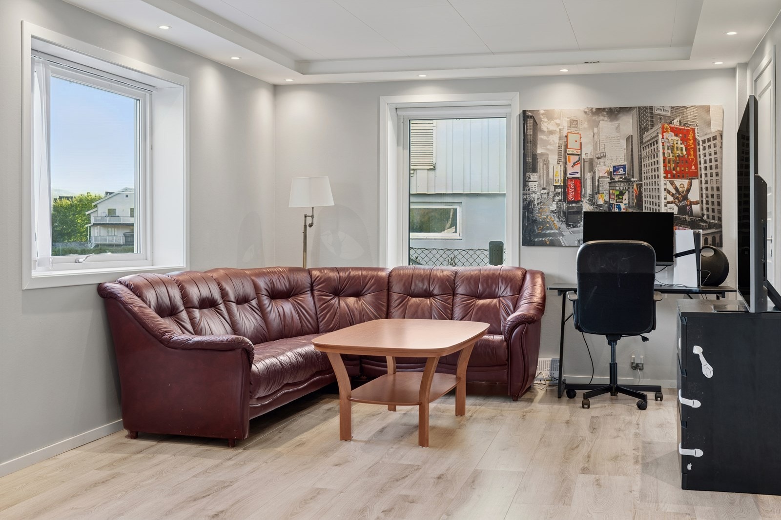 Sofakroken finner fort sin naturlige plass i rommet, og tv-en kan med fordel plasseres mot/på vegg. Galleribilde