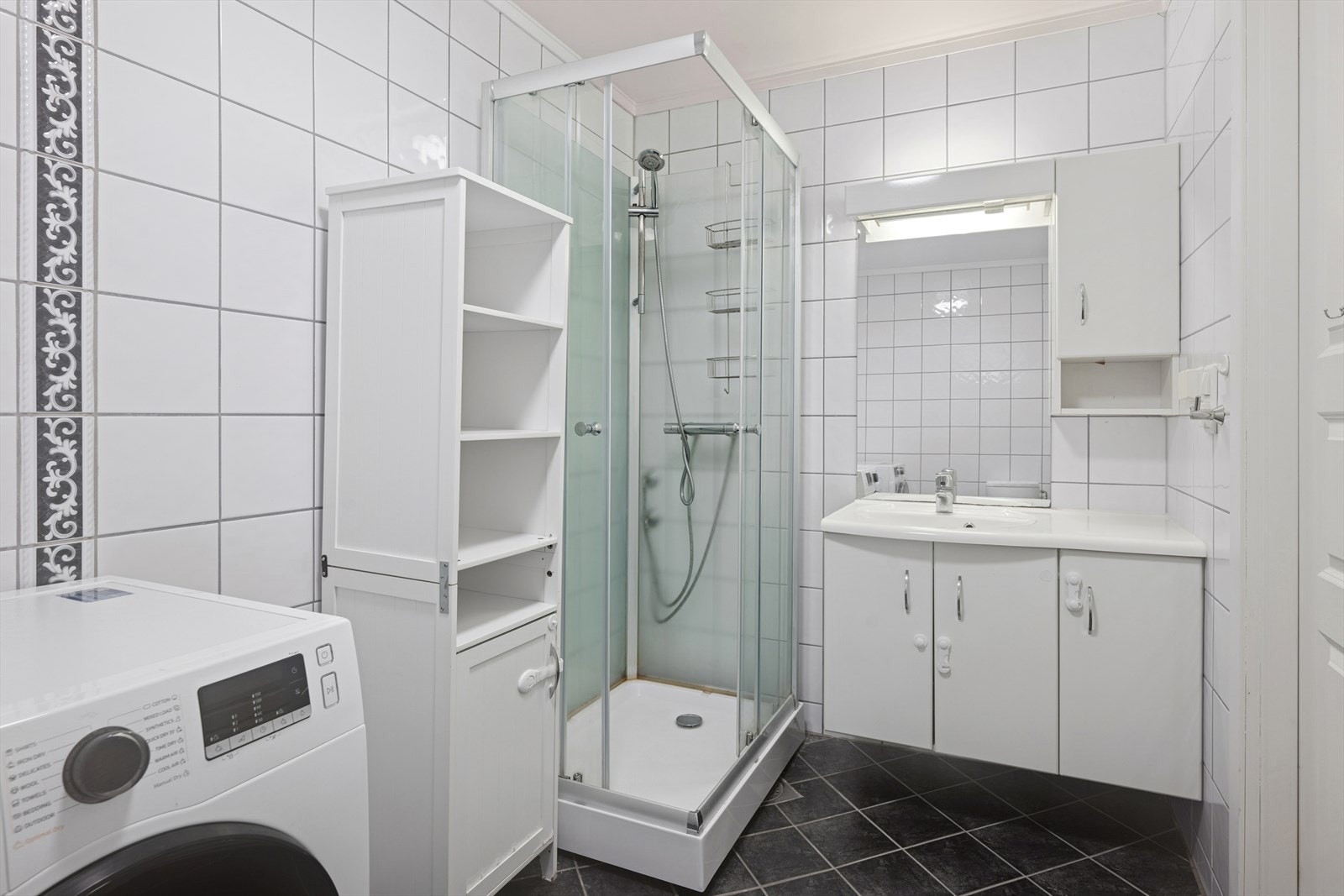 Badet er pent og har flislagte overflater på gulv og vegger. Det er behagelige varmekabler i gulv. Galleribilde