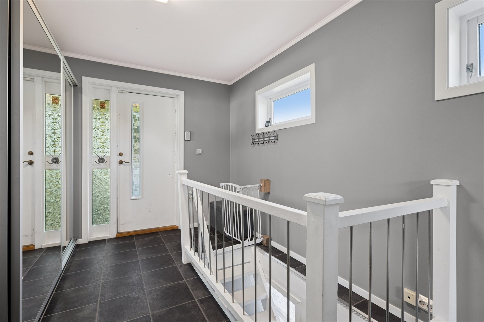 Velkommen inn! Lys og hyggelig entré med god plass for garderobeløsninger. Galleribilde