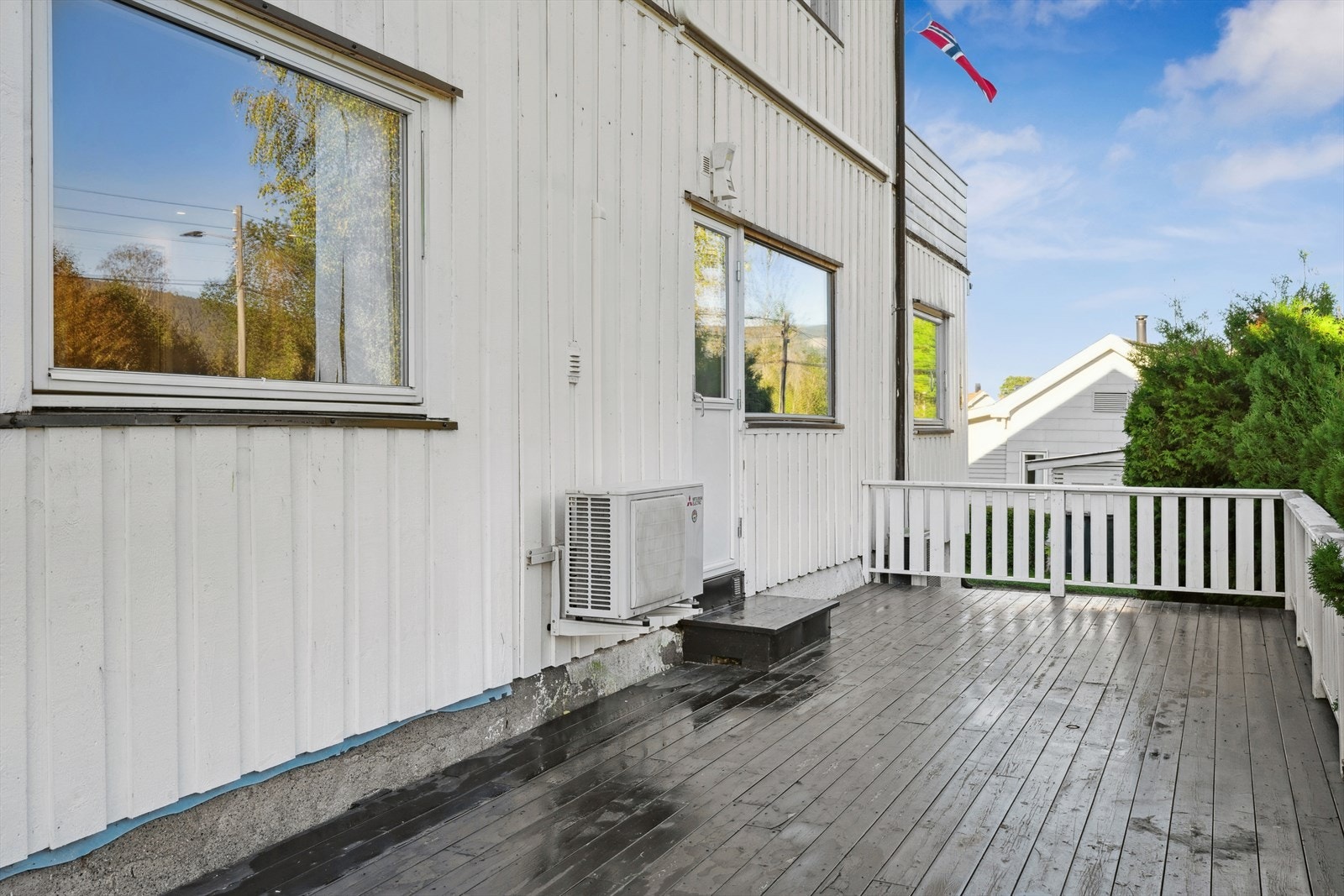 Fra stue/kjøkken er det videre utgang til en stor terrasse på hele 23m2. Galleribilde