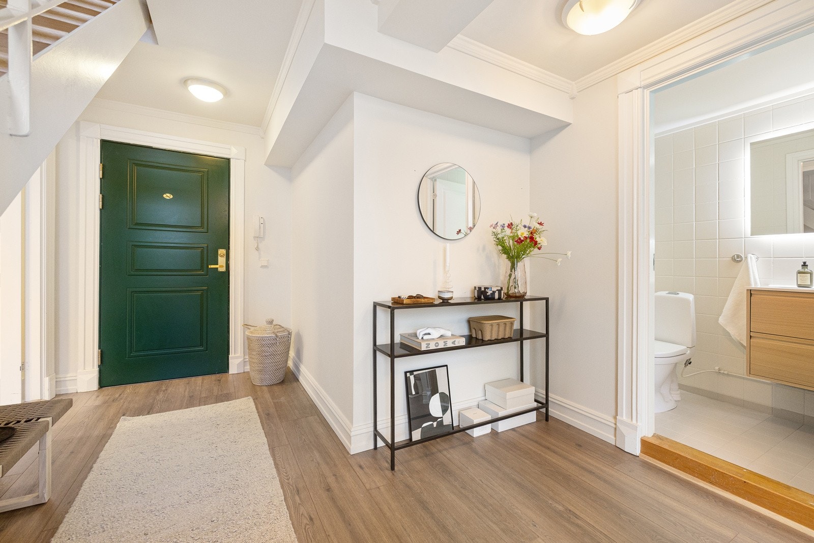 Entrèen i 6. etasje har god plass til garderobeskap, kommode, sittebenk m.m. Galleribilde