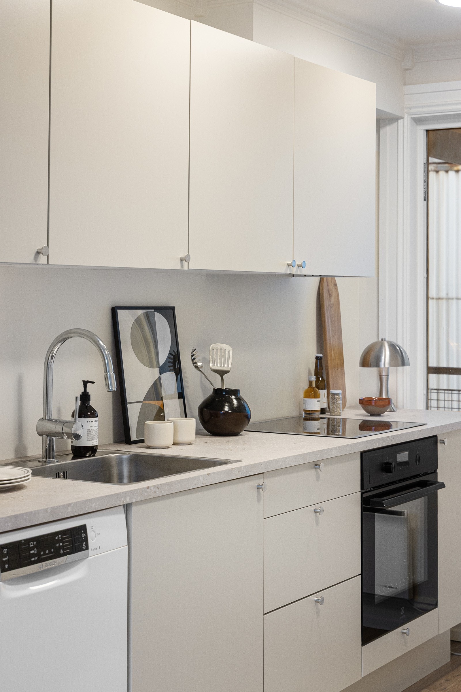 Benkeplaten har nedfelt vaskekum i børstet stål og ettgreps blandebatteri i rustfritt stål fra Grohe. Galleribilde