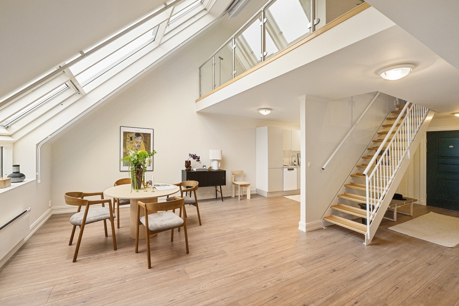 God plass til stort spisebord. Galleribilde