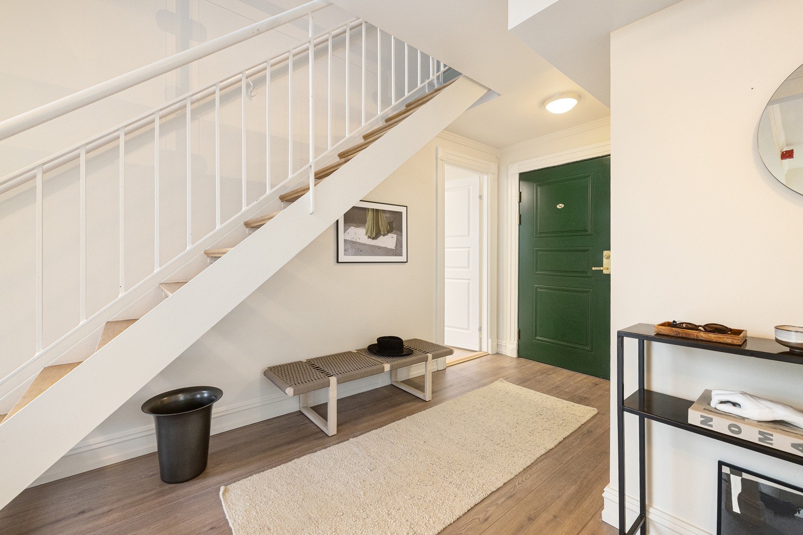 Velkommen inn - Leiligheten har en god intern beliggenhet i byggets 6.- og 7 etasje med heisadkomst. Galleribilde