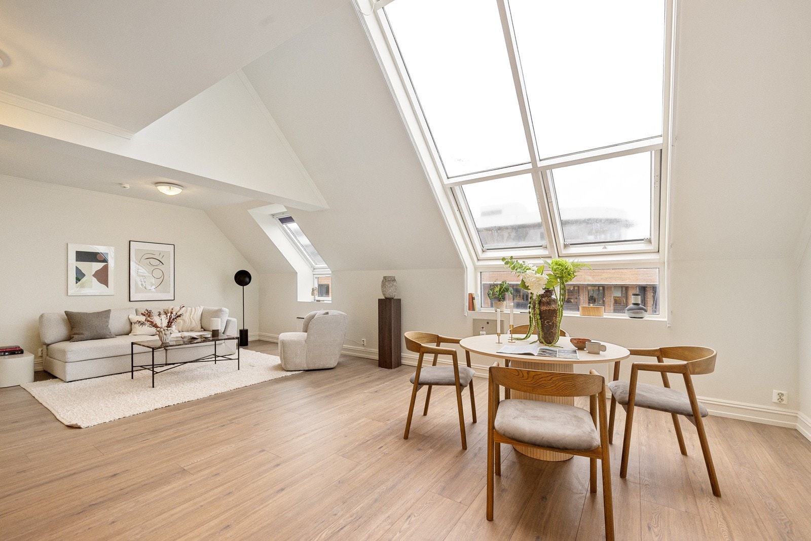 Store vindusflater og en sjenerøs takhøyde gir leiligheten en helt spesiell romfølelse og rikelig med naturlig lys. Galleribilde