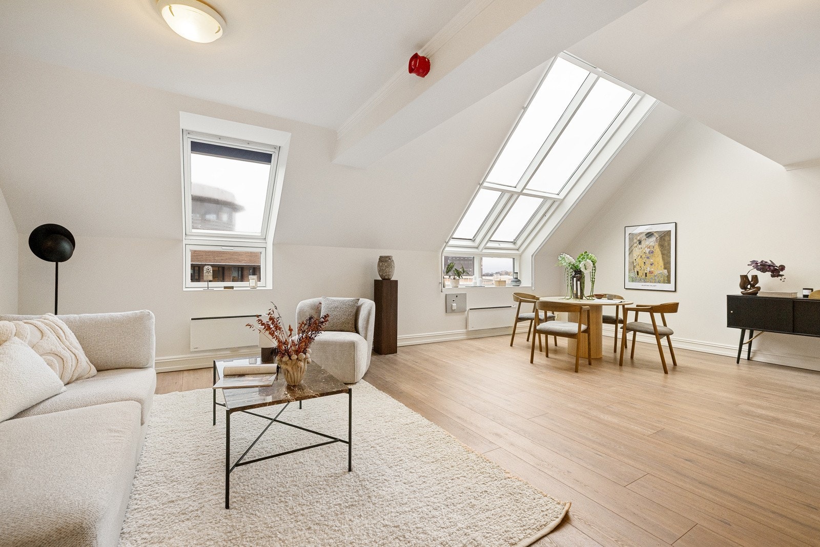 Vi har gleden av å presentere en lys og særegen toppleilighet over to plan med attraktiv beliggenhet på Vika, kun et steinkast fra Tjuvholmen og Aker Brygge. Galleribilde