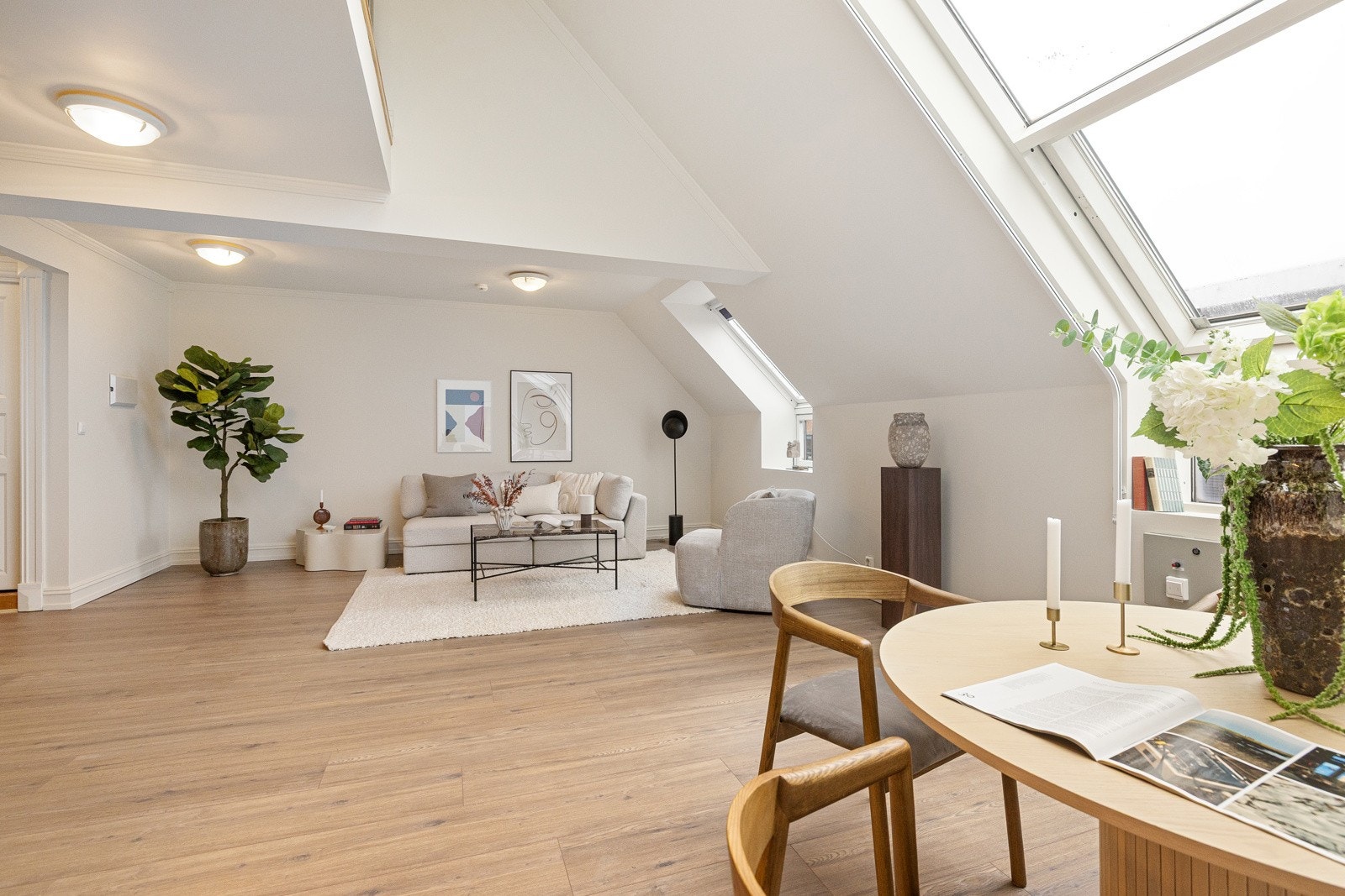 Stuen har plass til stor sofagruppe med tilhørende møblement og spisebord. Galleribilde