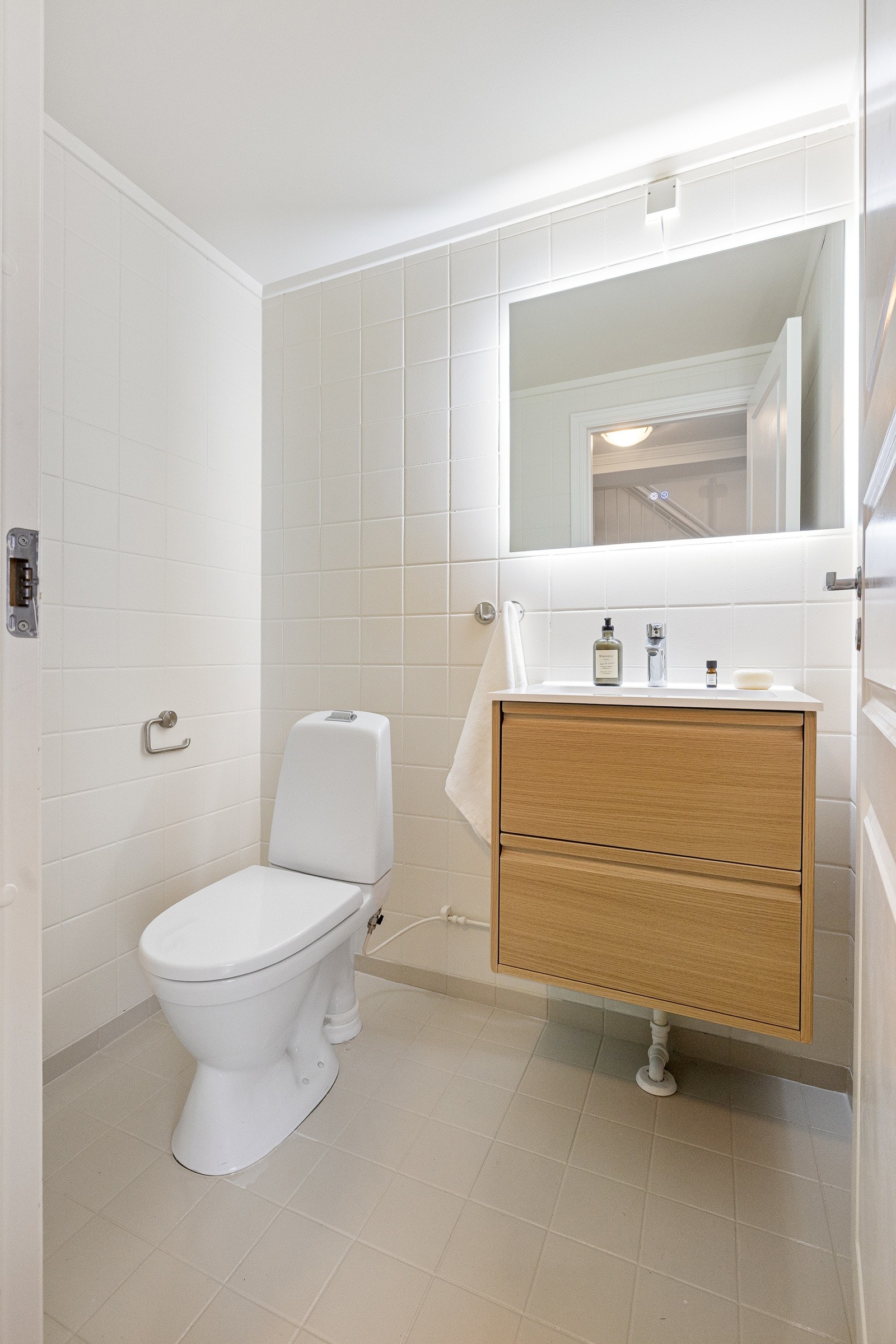 Toaloettrommet ble oppgradert i 2025 med nymalte fliser og ny servantinnredning. Galleribilde