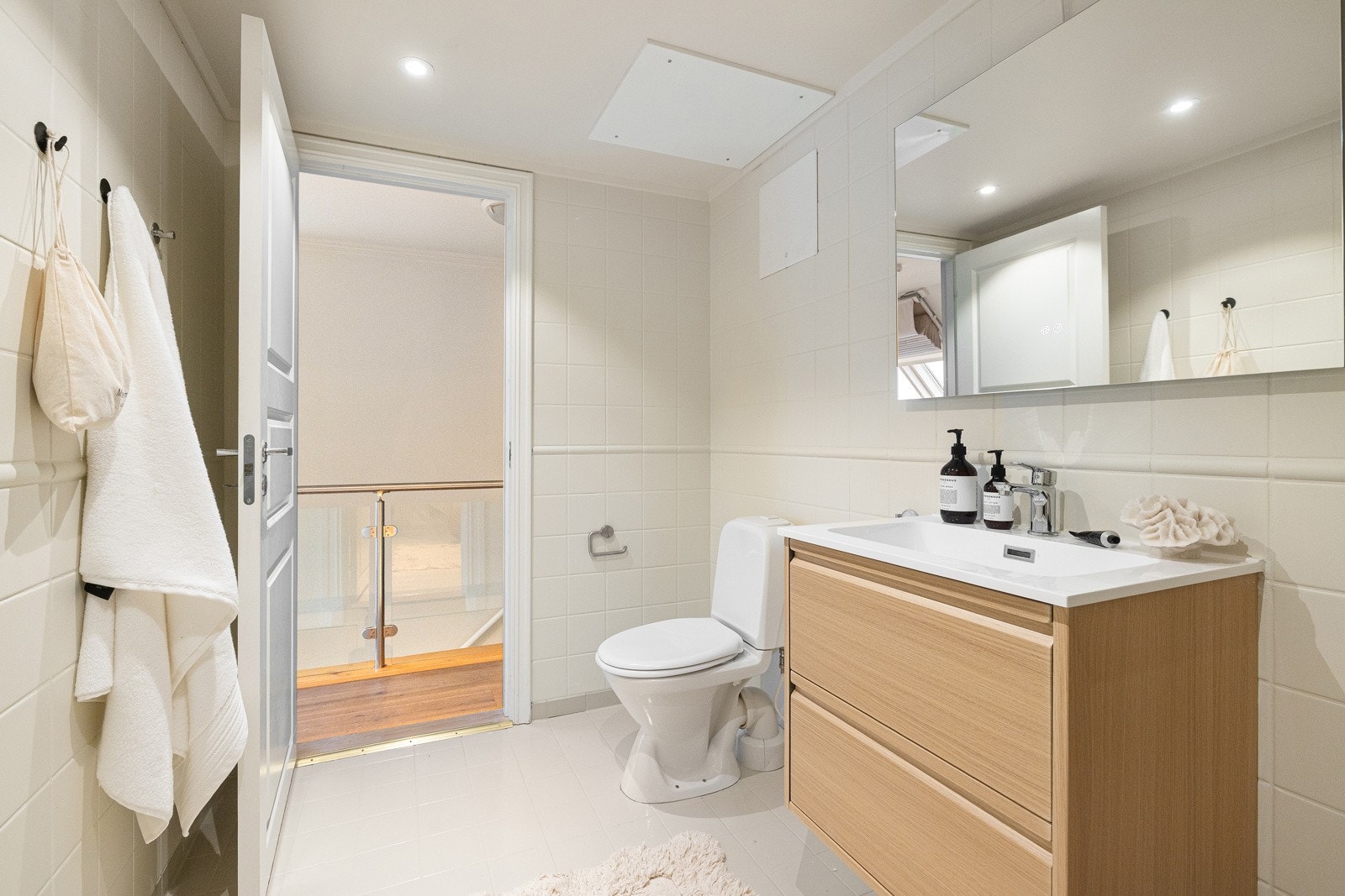 Det er utstyrt med gulvvarme, opplegg for vaskemaskin, toalett og dusjhjørne med ettgreps dusjbatteri i rustfritt stål. Galleribilde