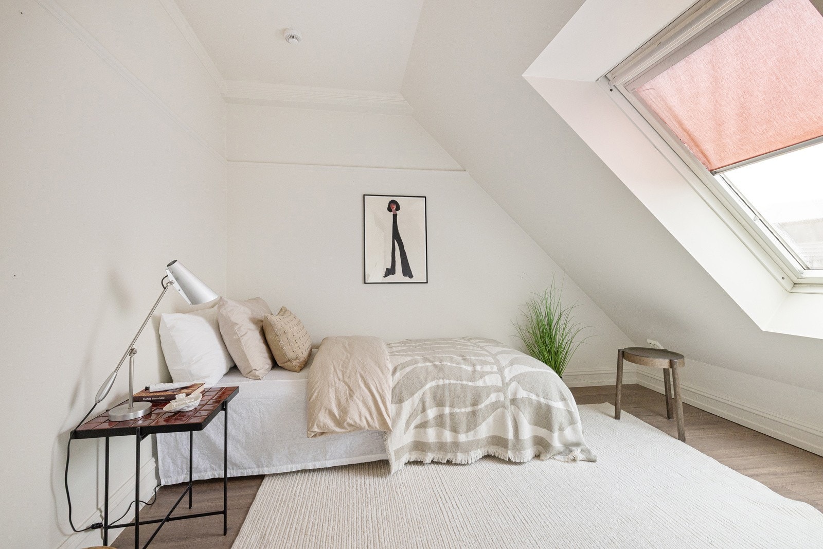 Soverom II er også av god størrelse med plass til seng, nattbord og garderobeskap. Galleribilde