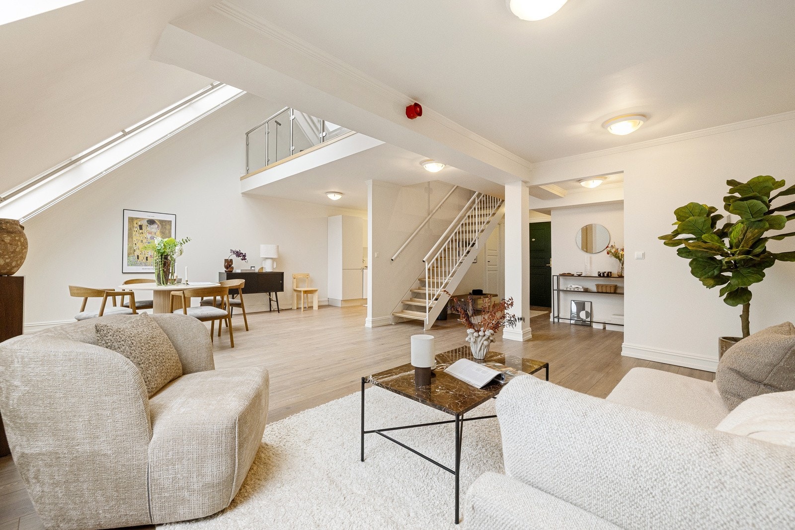 I 2025 ble leiligheten oppgradert med ny kjøkkeninnredning fra HTH, laminatgulv og nymalte overflater. Galleribilde