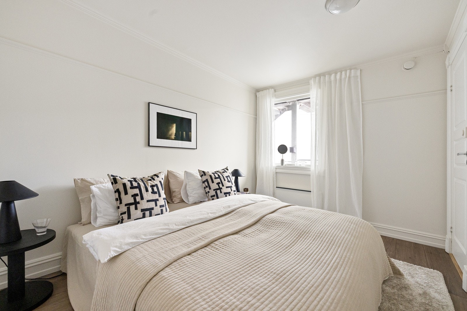 Hovedsoverommet er romslig med god plass til stor dobbeltseng med nattbord på hver side. Galleribilde