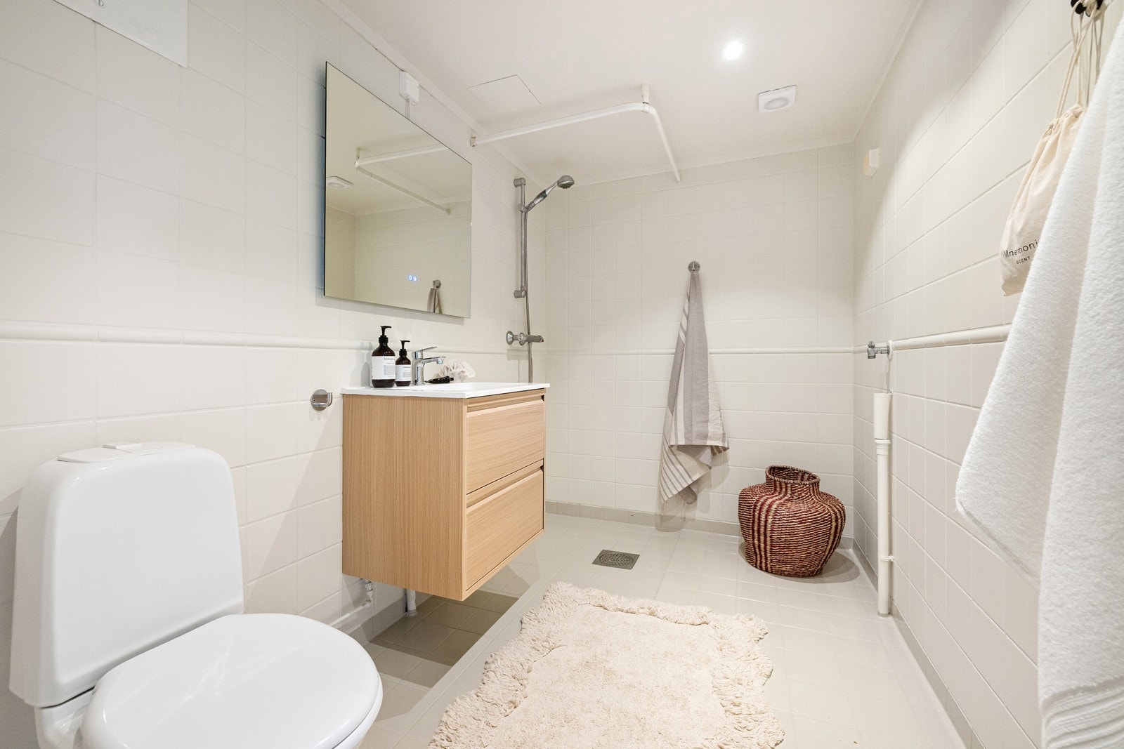 Badet ble oppgradert i 2025 med nymalte fliser og ny servantinnredning. Galleribilde