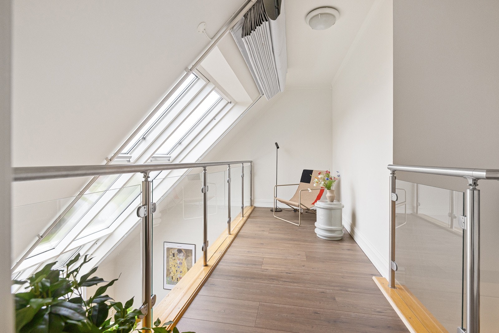 Hyggelig hems med plass til liten sittegruppe. Galleribilde