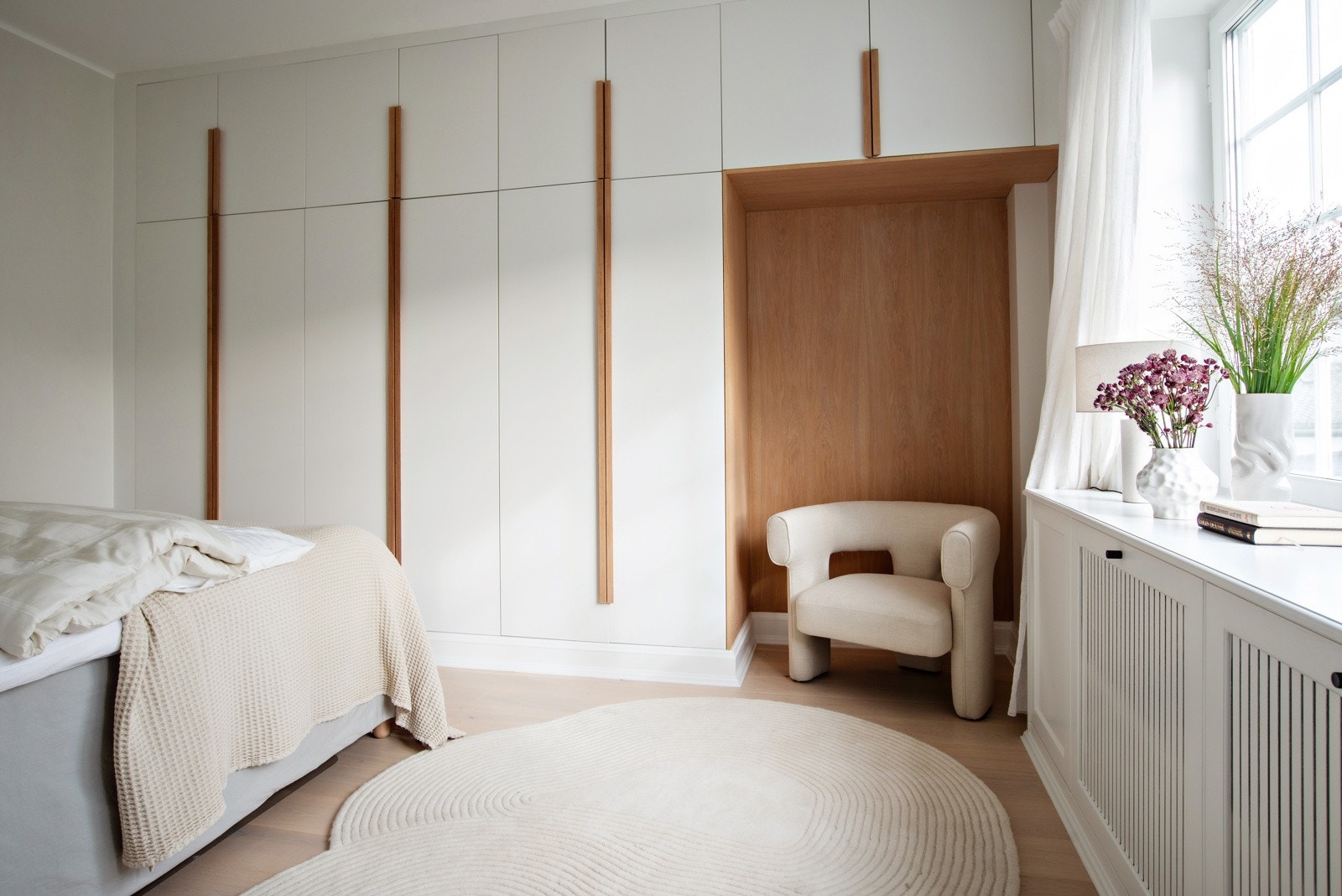 Her er det plassbygde garderobeløsning, som gir praktisk oppbevaringsplass for klær og sengetøy, og bidrar til ryddige og organiserte rom. I nisjen kan det plasseres kontorpult, slik at leiligheten kan romme to hjemmekontorplasser. Galleribilde