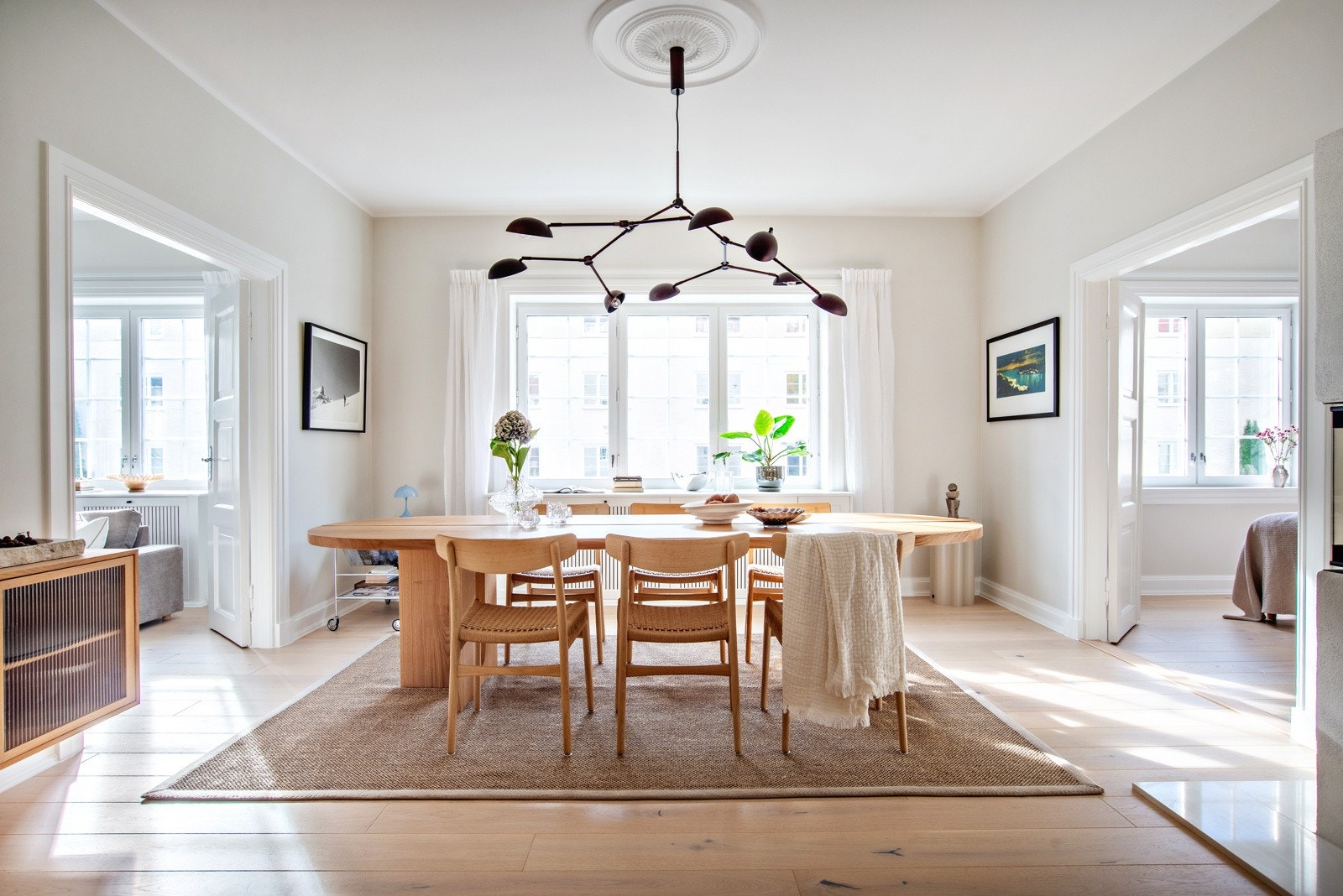 Begge stuene i leiligheten er romslige og flott opplyst med store vindusflater som gir rikelig med naturlig lys, og skaper en god atmosfære. Galleribilde