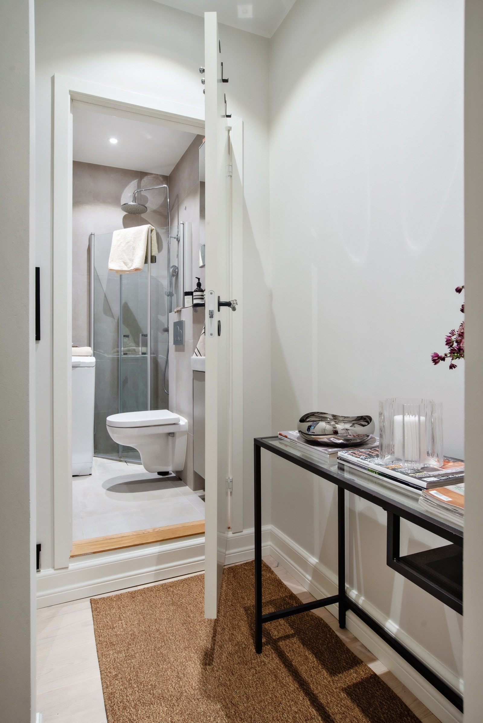 Gangen i hybelen gir muligheter for oppbevaring. Galleribilde