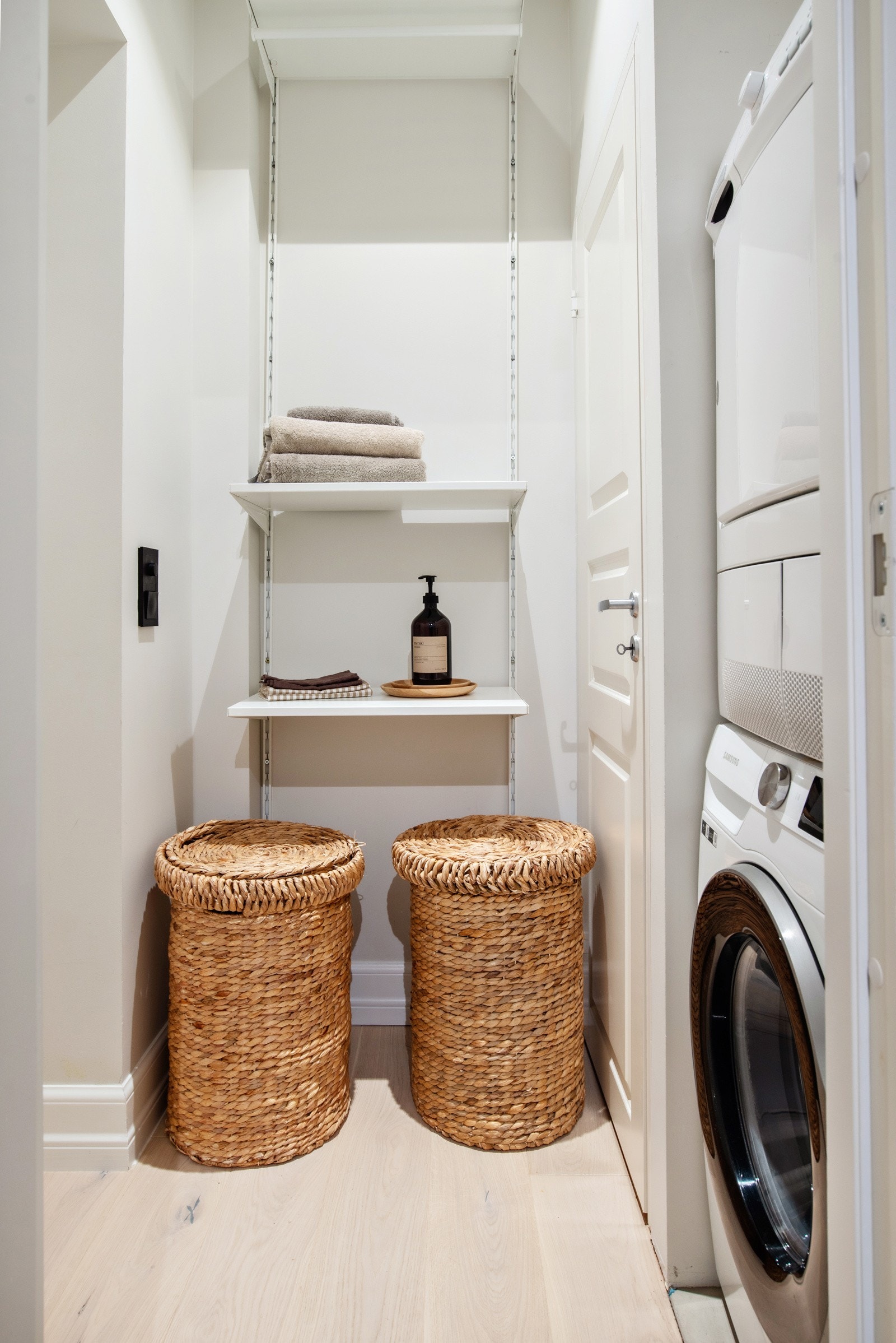 Dersom hybelen beholdes, er det lagt opp til gode oppbevaringsløsninger ved vegghengte hyller for oppbevaring av rengjøringsmidler og andre praktiske husholdningsartikler. Galleribilde