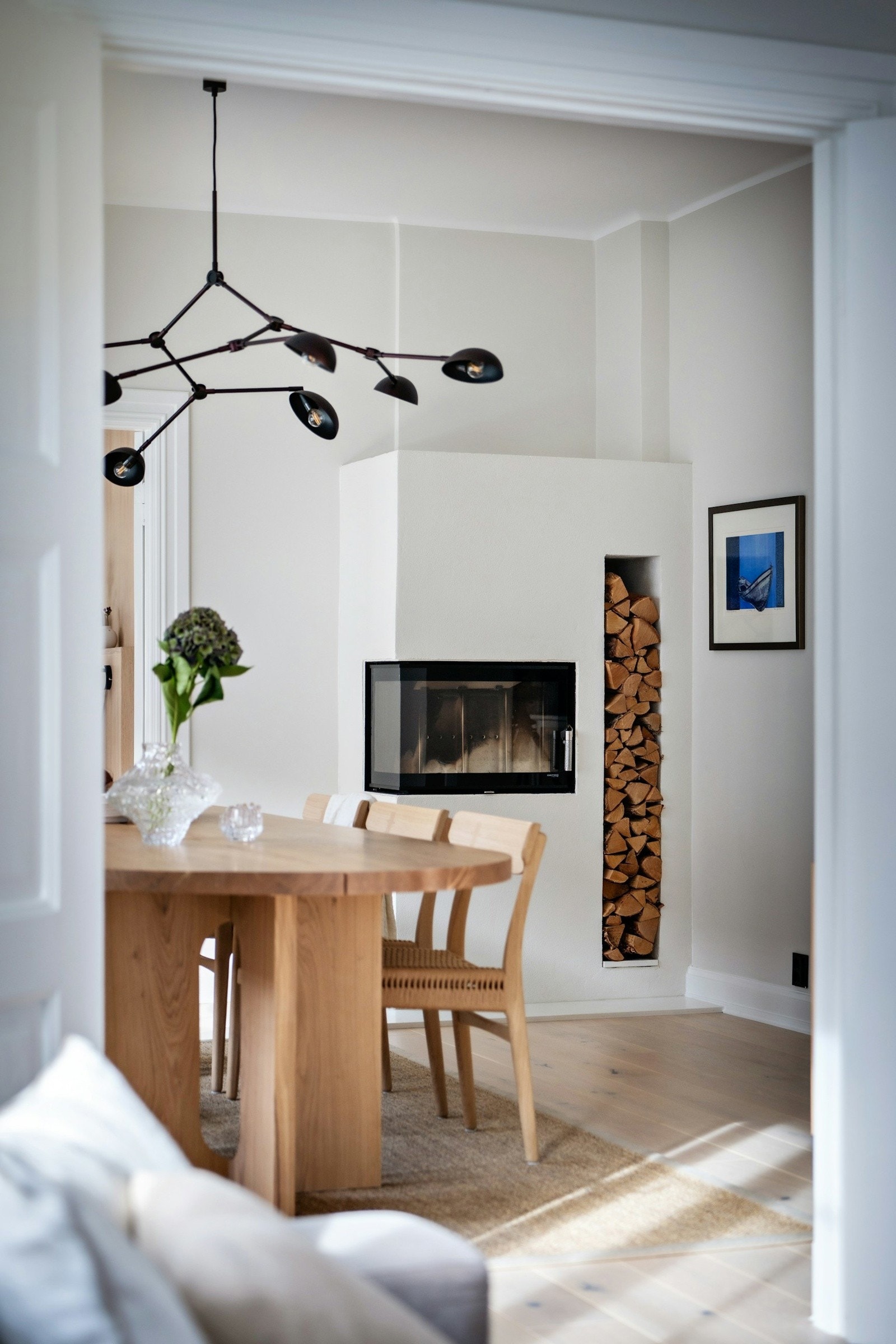 I spisestuen er det en hyggelig peisovn som gir godt med varme og hyggelige stunder på de kaldere dagene. Galleribilde