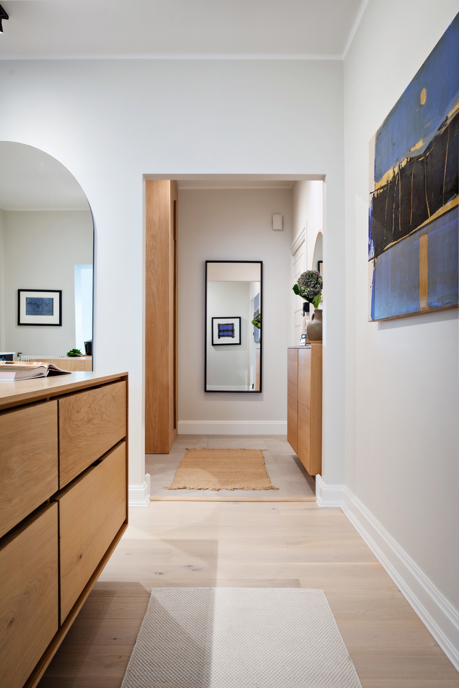 Entréen er innredet med vegghengt skohylle og stort garderobeskap som gir en praktisk løsning for oppbevaring av yttertøy og sko, og bidrar til et ryddig og funksjonelt inngangsparti. Galleribilde