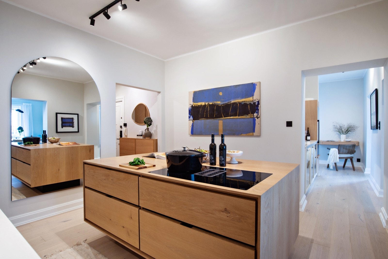 Lys og åpen kjøkkenløsning. Galleribilde