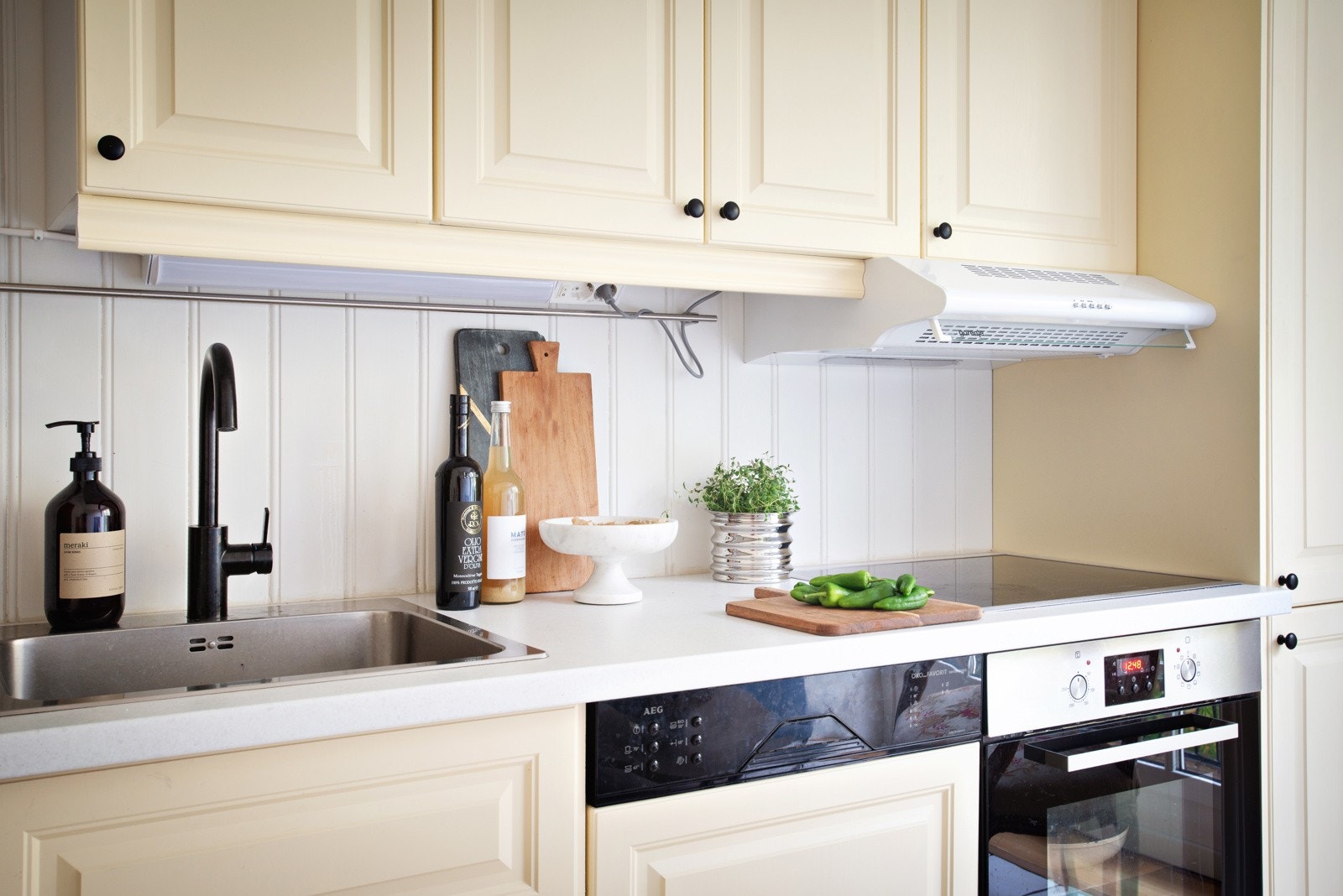 Av hvitevarer er det kjøl/fryseskap, oppvaskmaskin, platetopp og stekeovn. Galleribilde