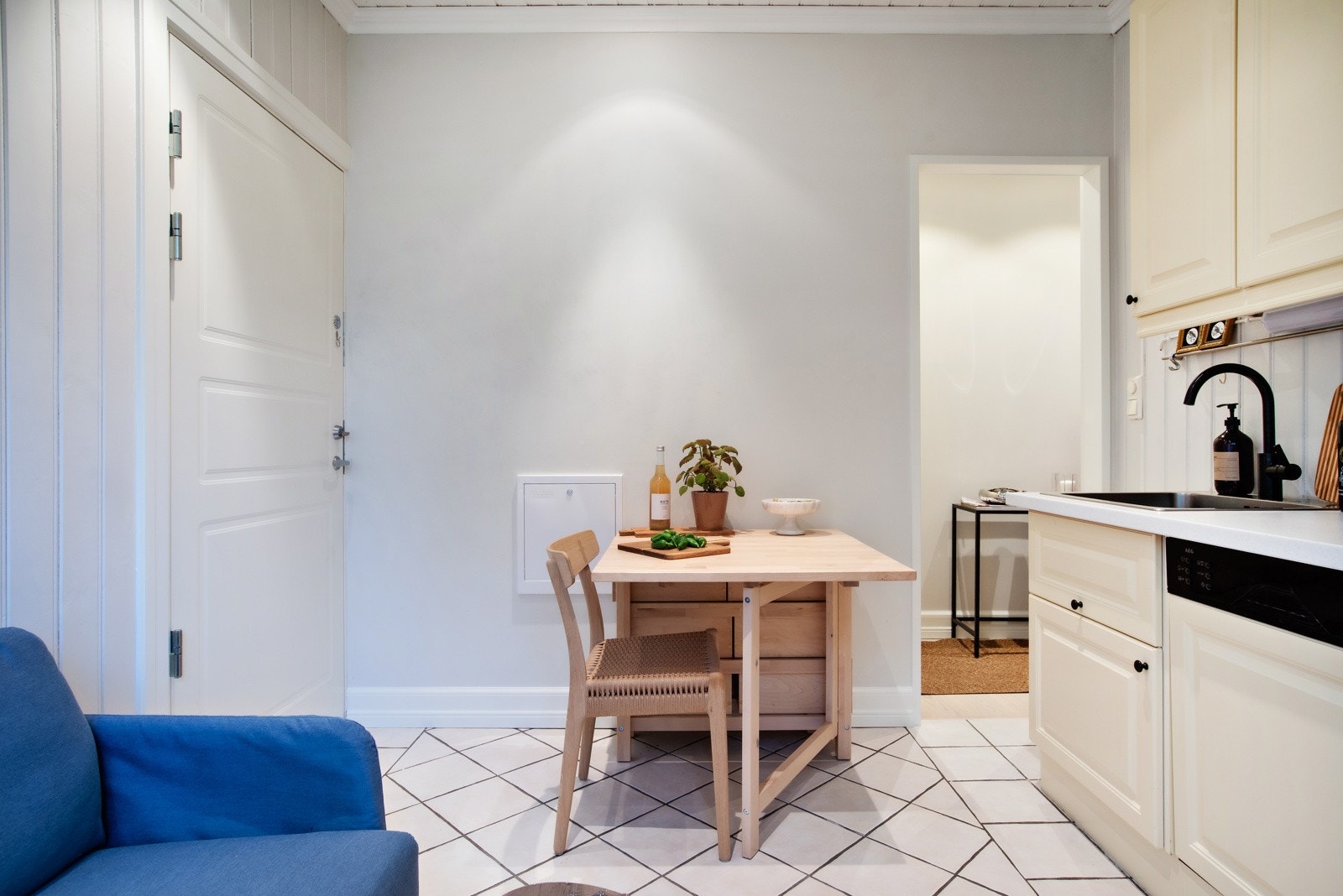 Kjøkkenet har innredning med profilerte fronter og har bra med benkeplass samt gode oppbevaringsmuligheter i over- og underskap. Det er laminat benkeplate nedfelt vask i rustfri utførelse. Galleribilde