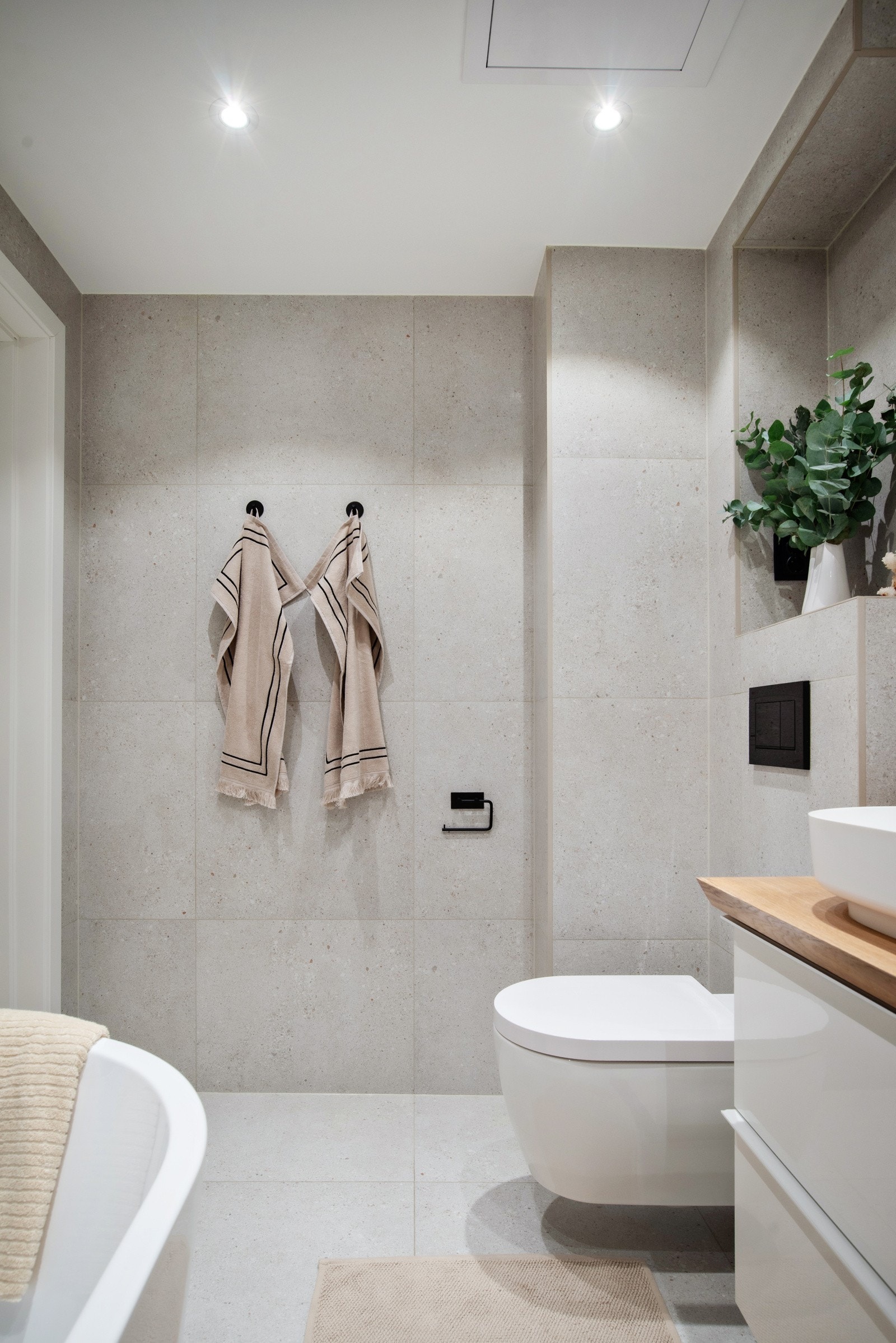 Baderomsinnredningen består av servantskap med skuffer samt nedfelt servant, i tillegg til et vegghengt speil med integrert belysning over servanten. Galleribilde