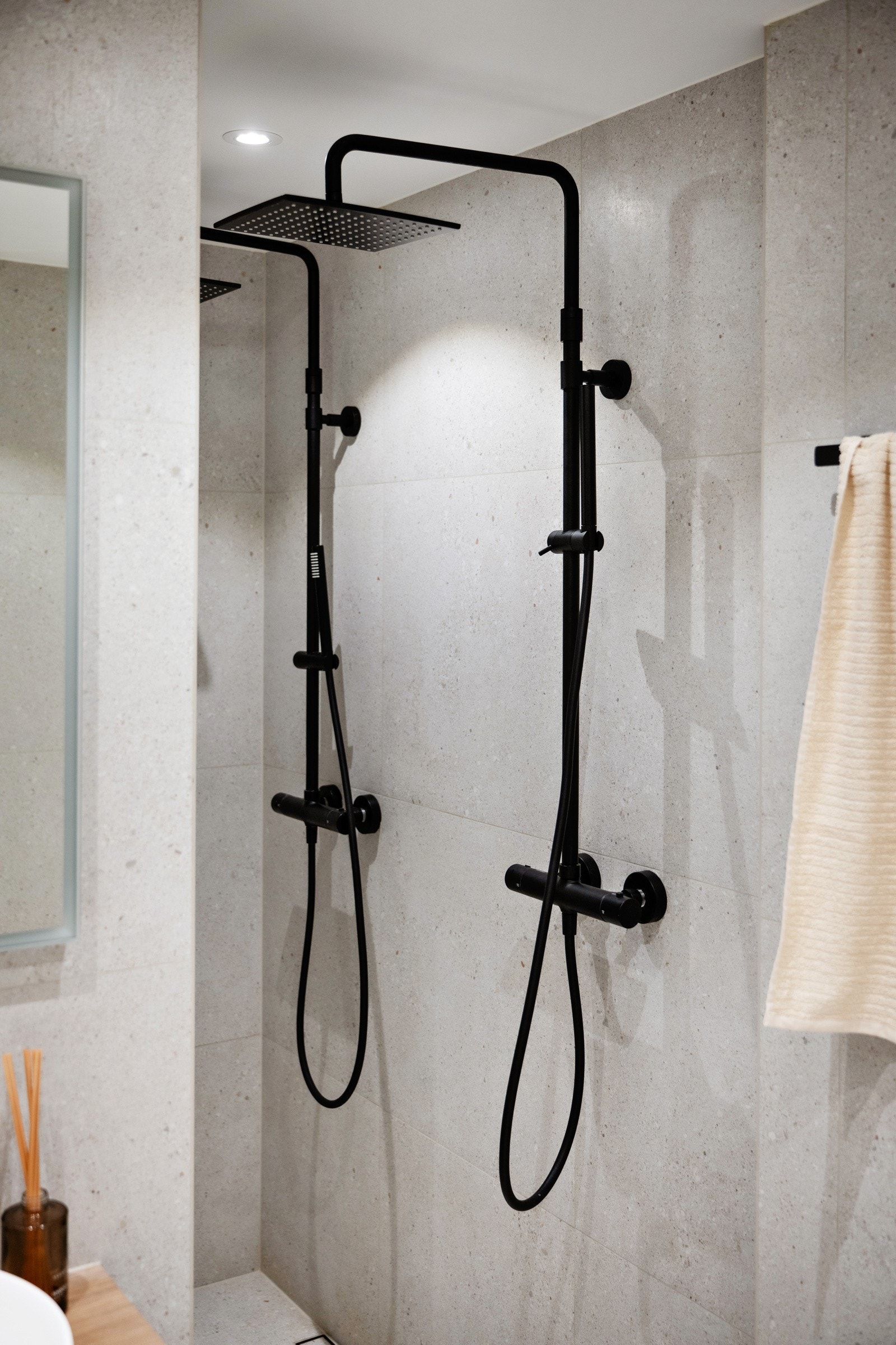 Badet ventileres via en elektrisk avtrekksvifte samt en tilluftspalte under dørbladet. Galleribilde