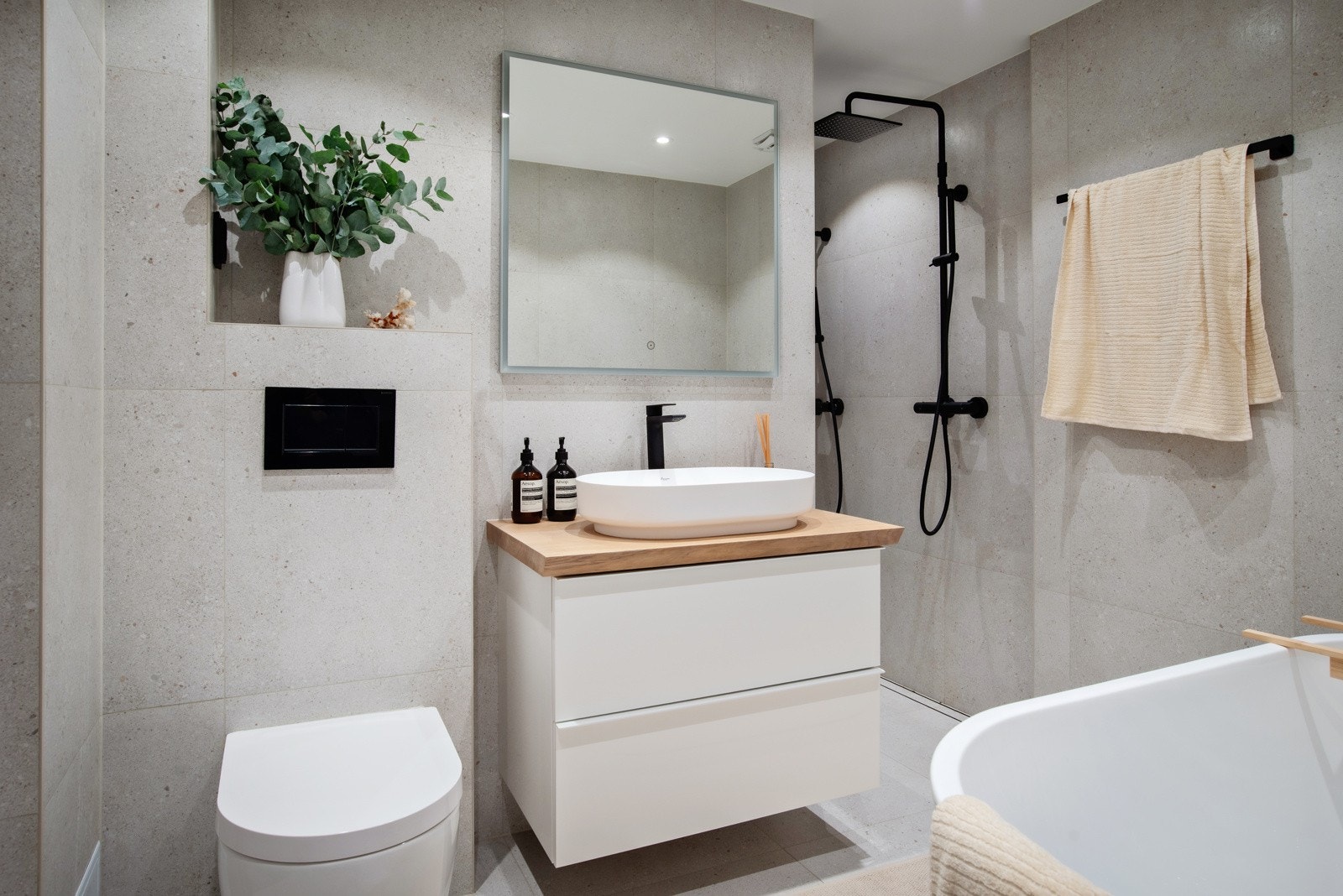 Romslig og pent flislagt bad med varmekabler i gulv, etablert i 2023. Galleribilde