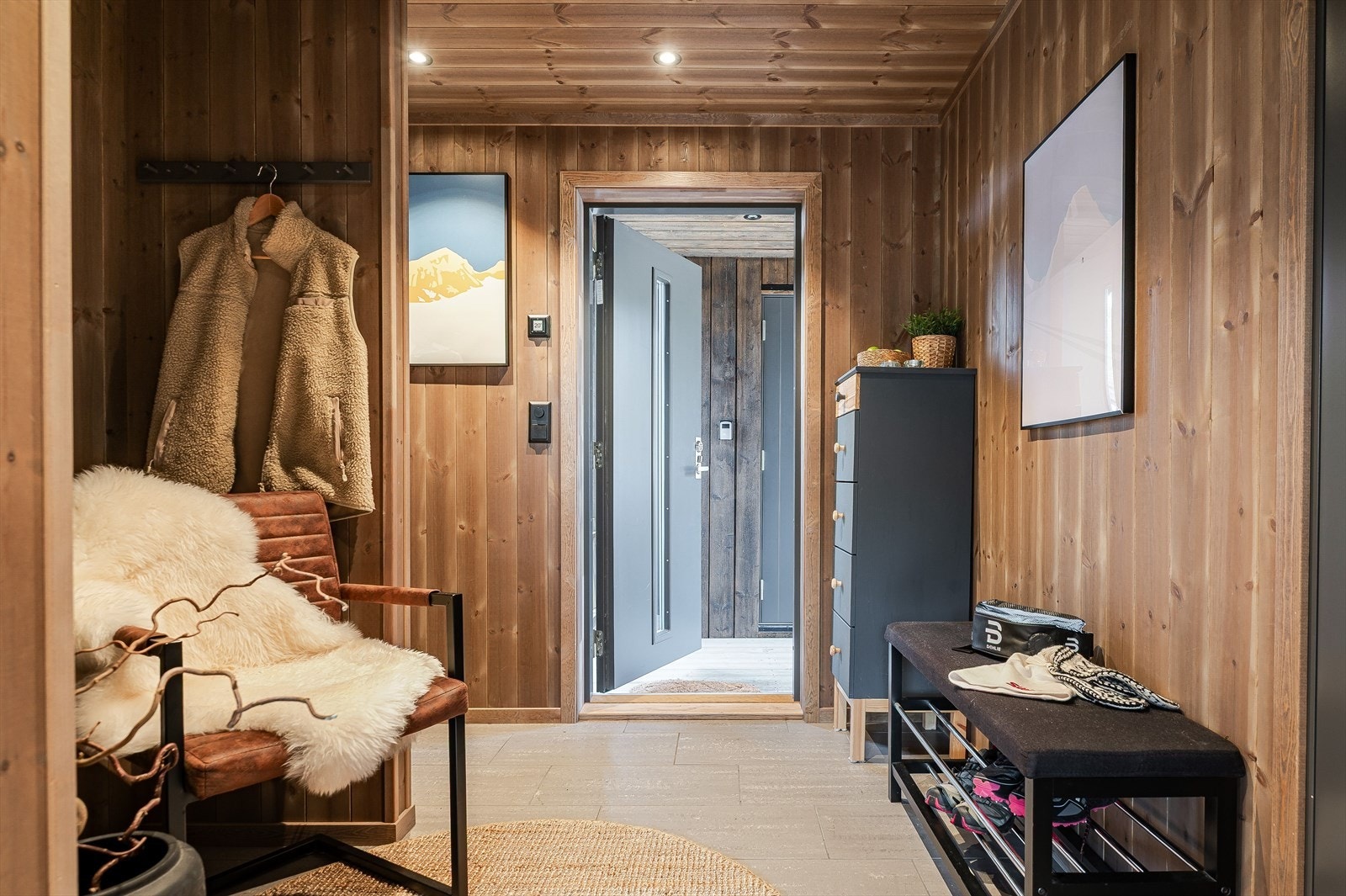 Du ønskes velkommen inn til en pen flislagt gang med plass til å henge fra seg yttertøy Galleribilde