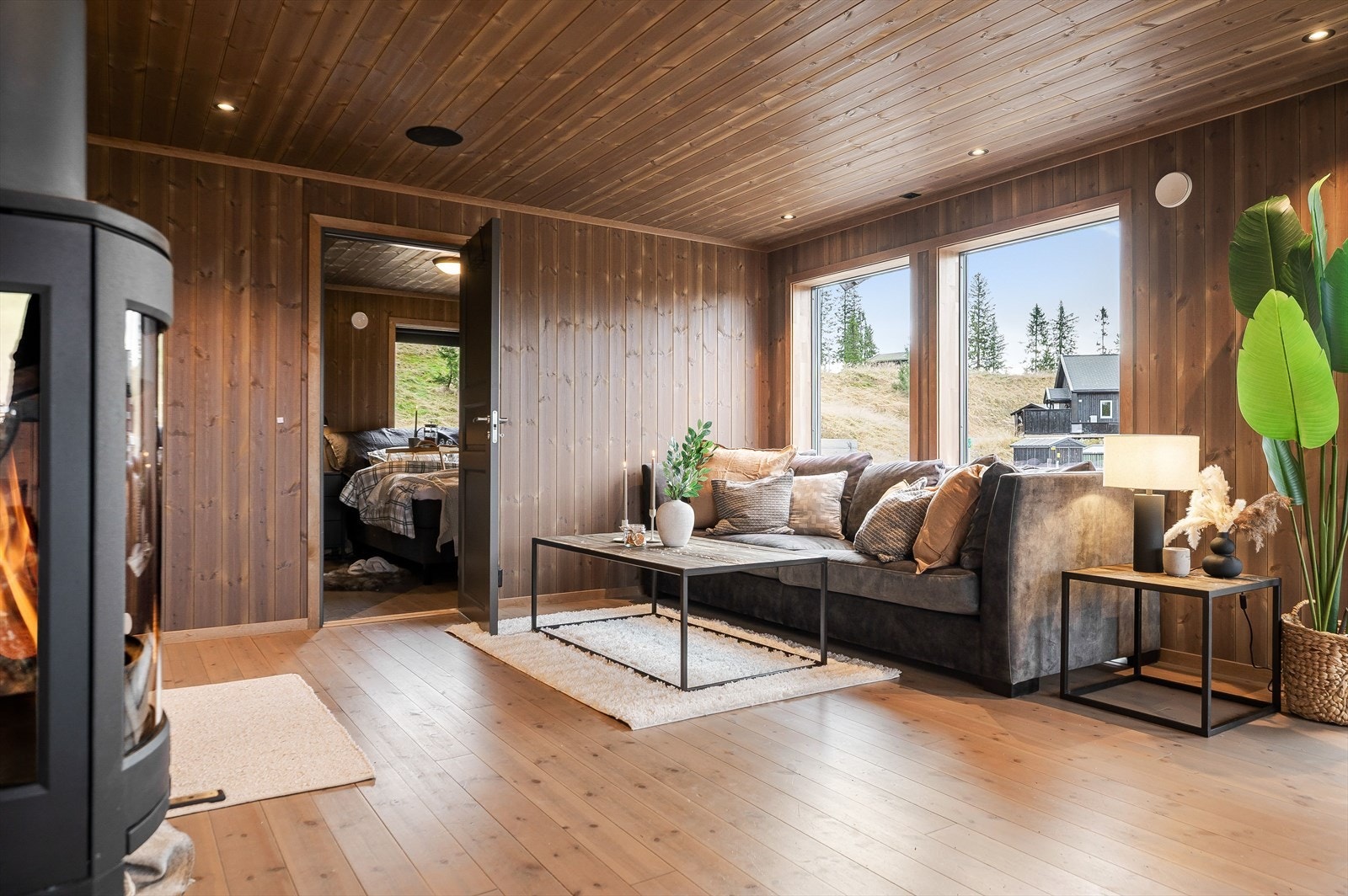 Pen, møbleringsvennlig stue. Fra stuen er det adkomst til soverom i 1. etasje. Galleribilde