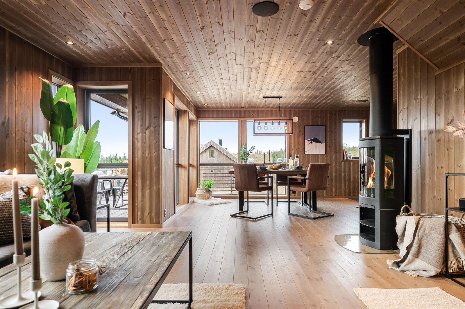 En av mange gode kvaliteter er de store vindusflatene og også utgangen til en stor fin terrasse. Jøtul vedovnen hjelper på kalde dager. Galleribilde